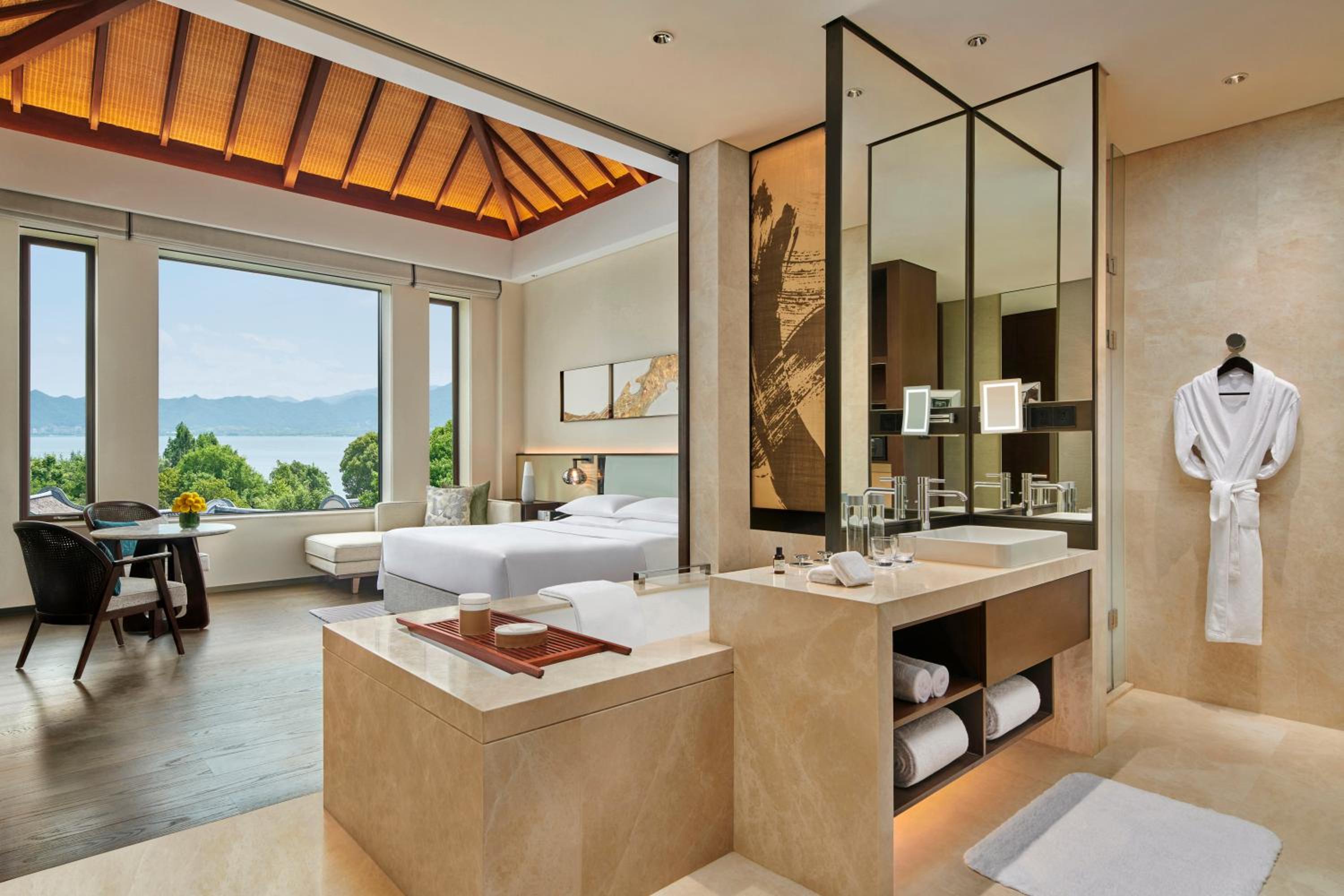 Deluxe King Room with Lake View photo 1
