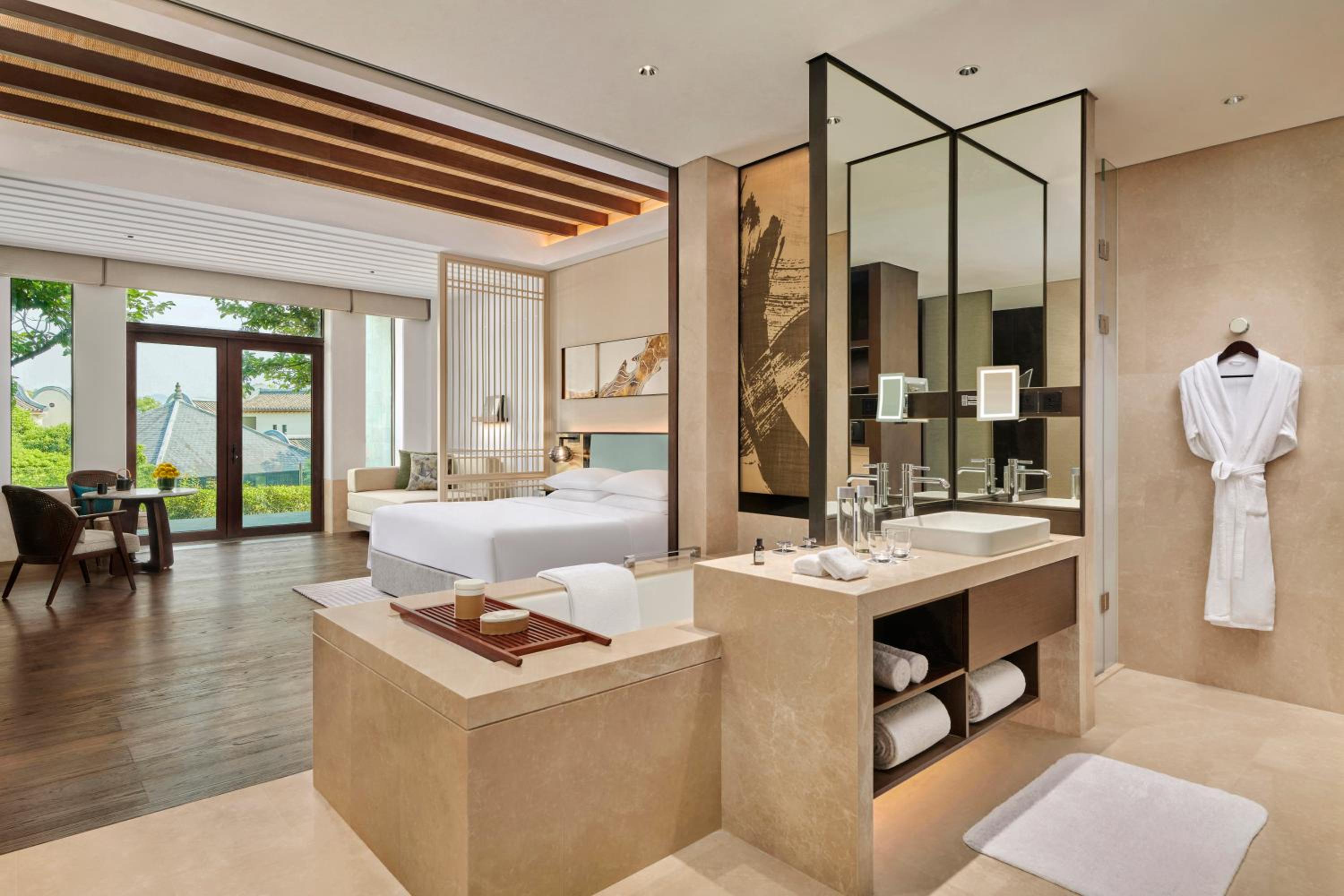 Deluxe King Room with Courtyard and Garden View photo 1