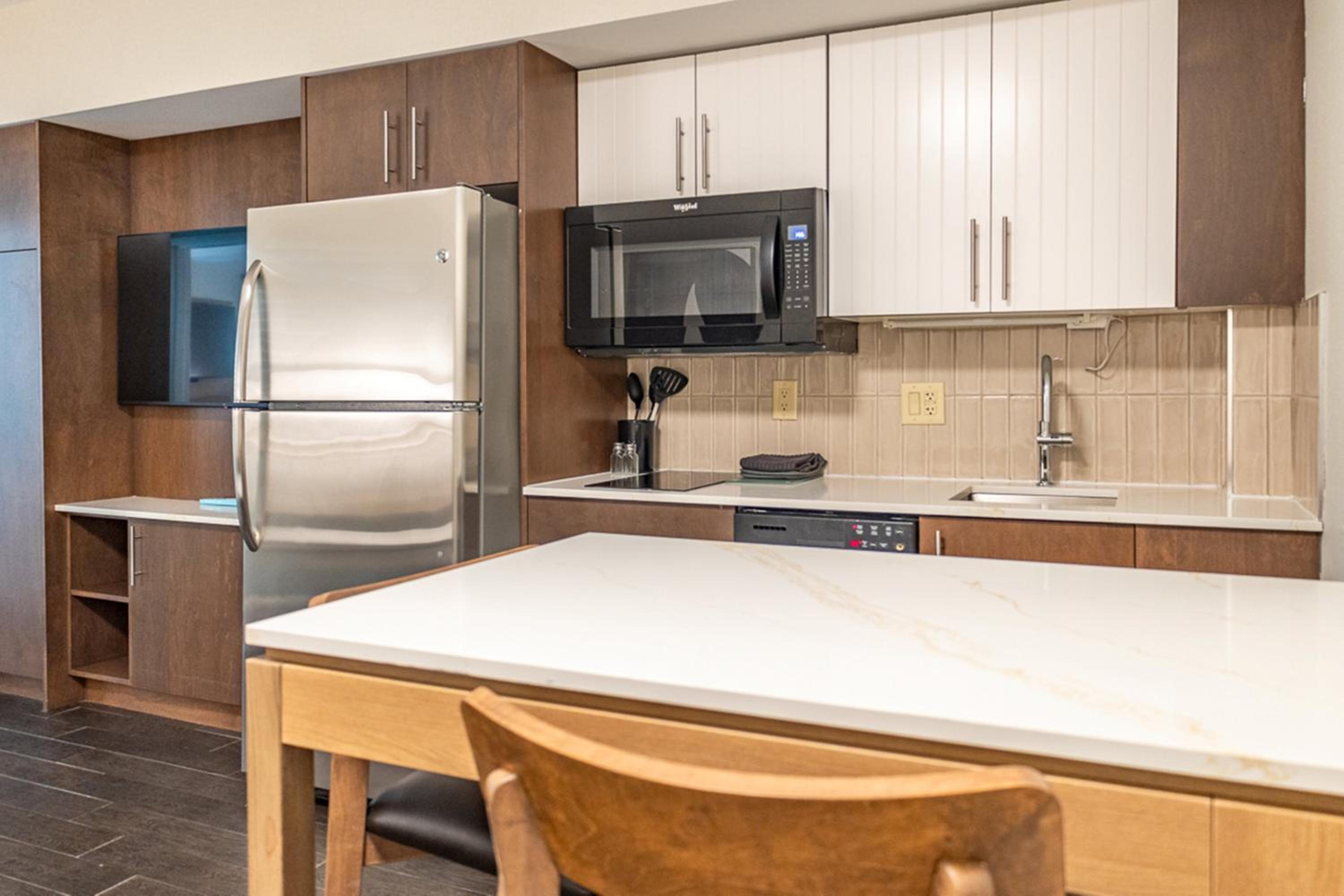 One-Bedroom Queen Suite with Kitchen and Bathtub photo 3