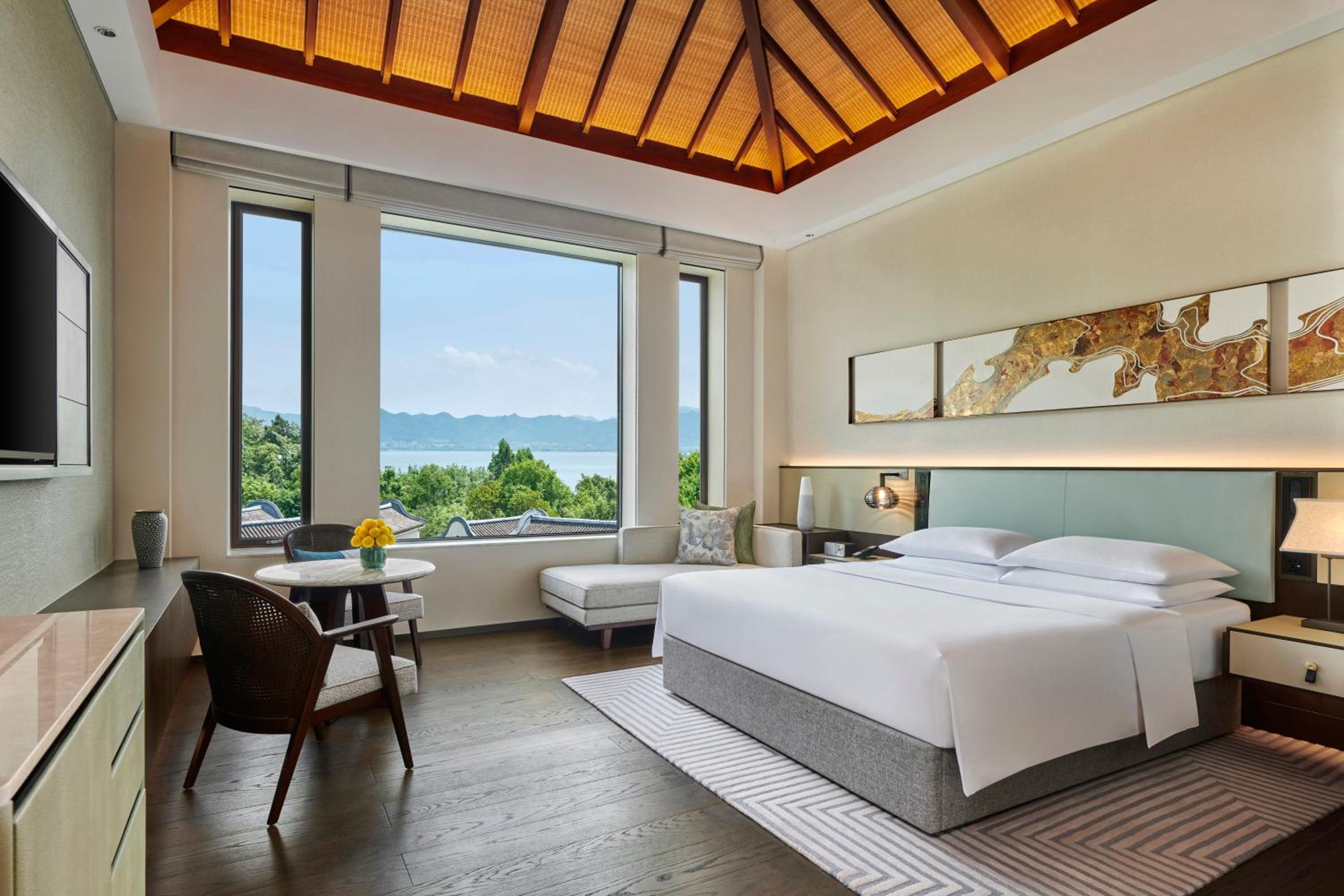Deluxe King Room with Lake View photo 2