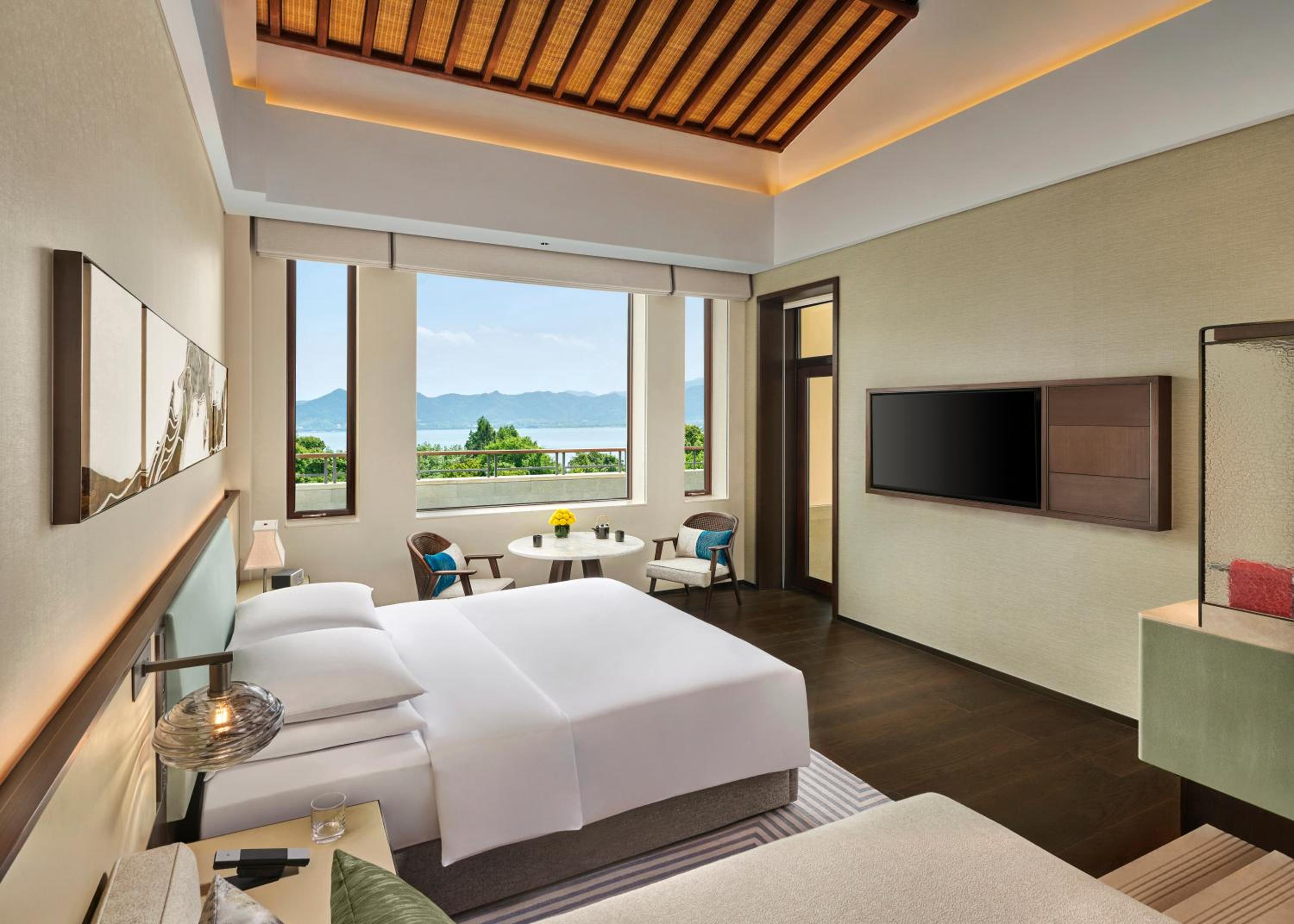 Deluxe King Room with Lake View photo 3