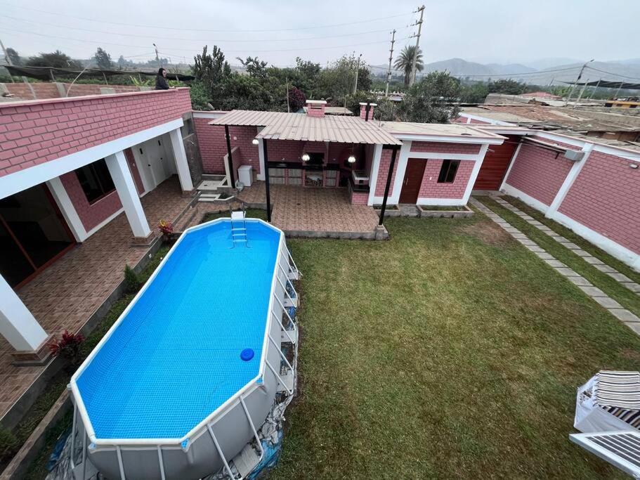 Five-Bedroom House photo 1