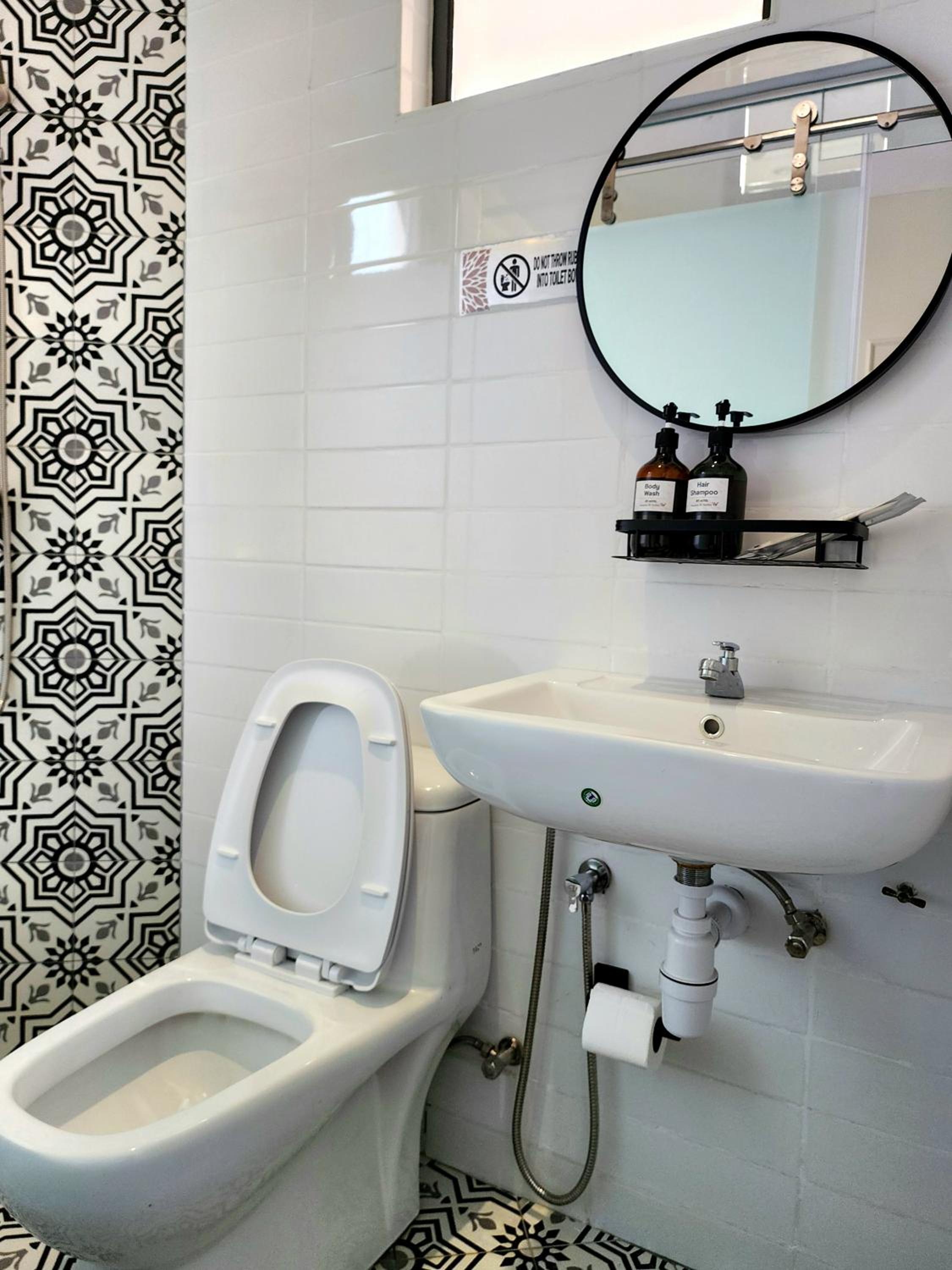 Standard Queen Room - Photo 9