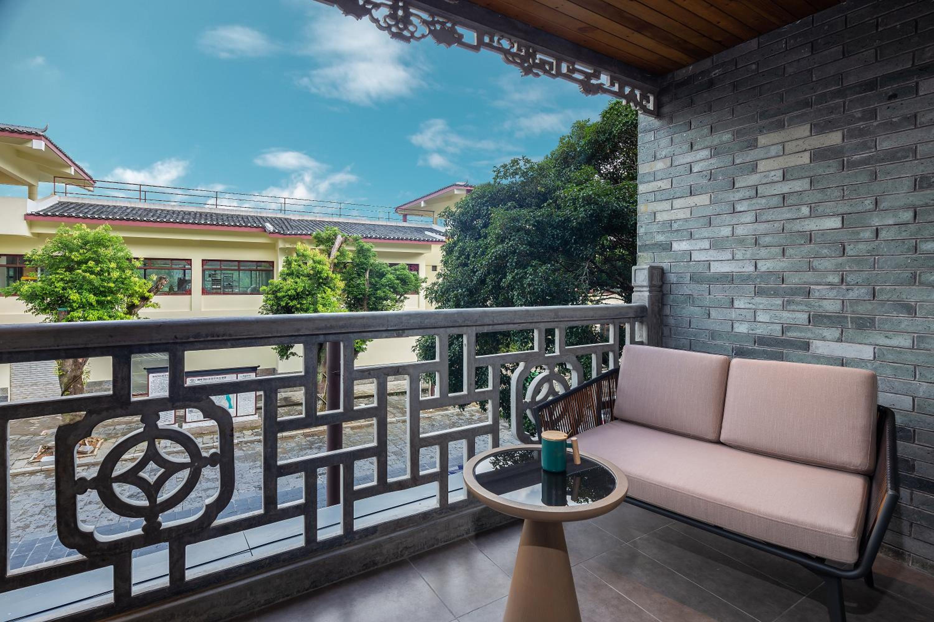 Queen Room with Balcony photo 2