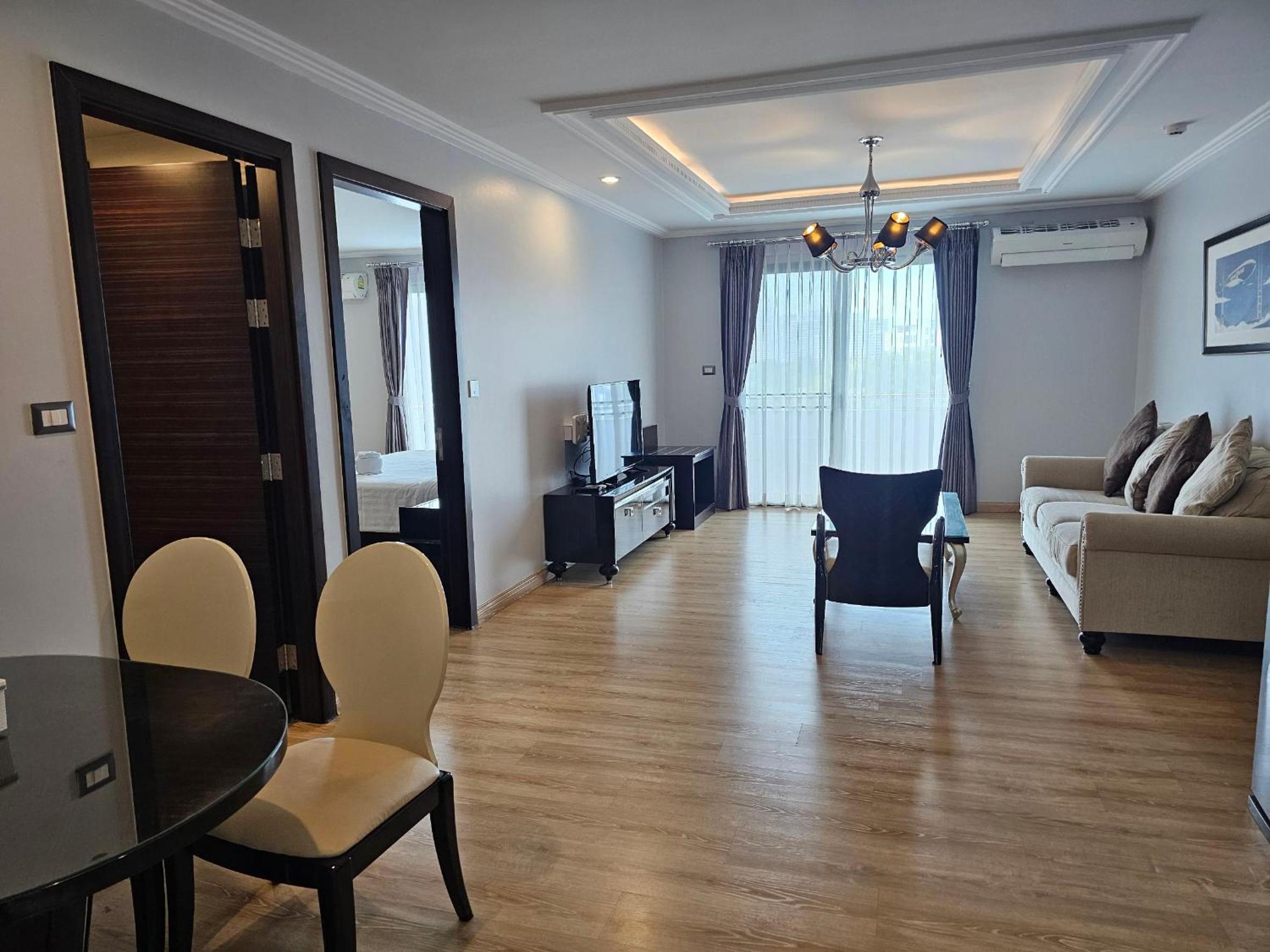 Executive Suite - Photo 1