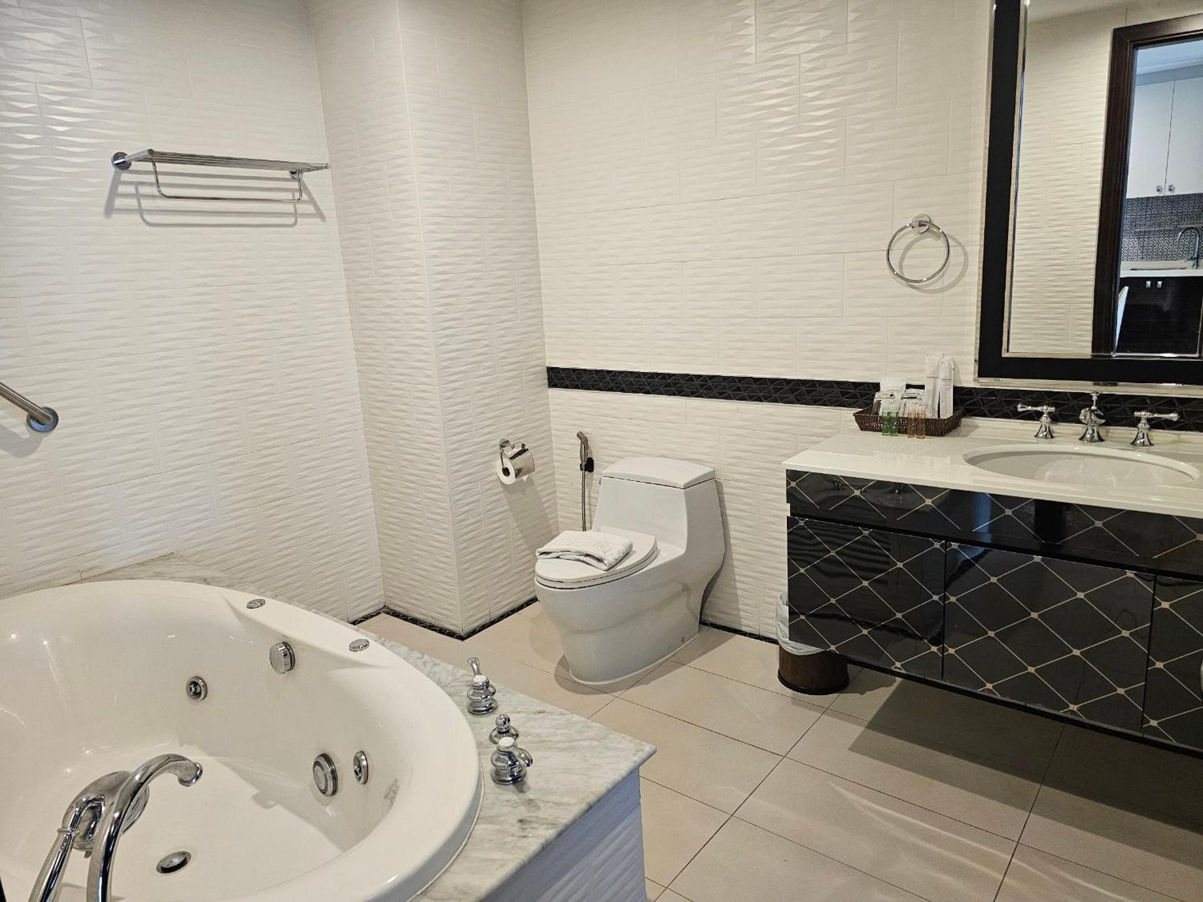 Executive Suite - Photo 4