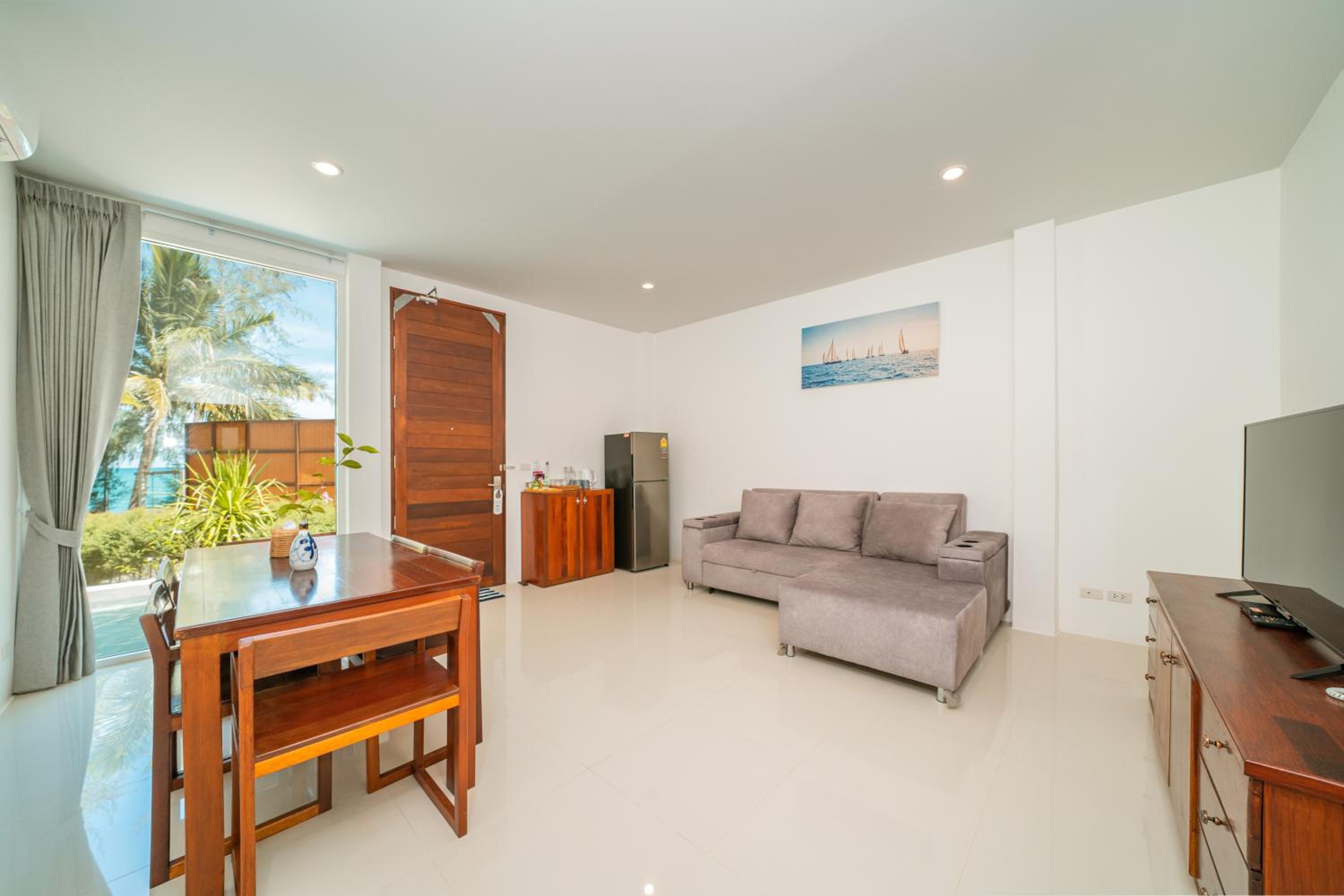 Grand Deluxe Beach Front pool Villa