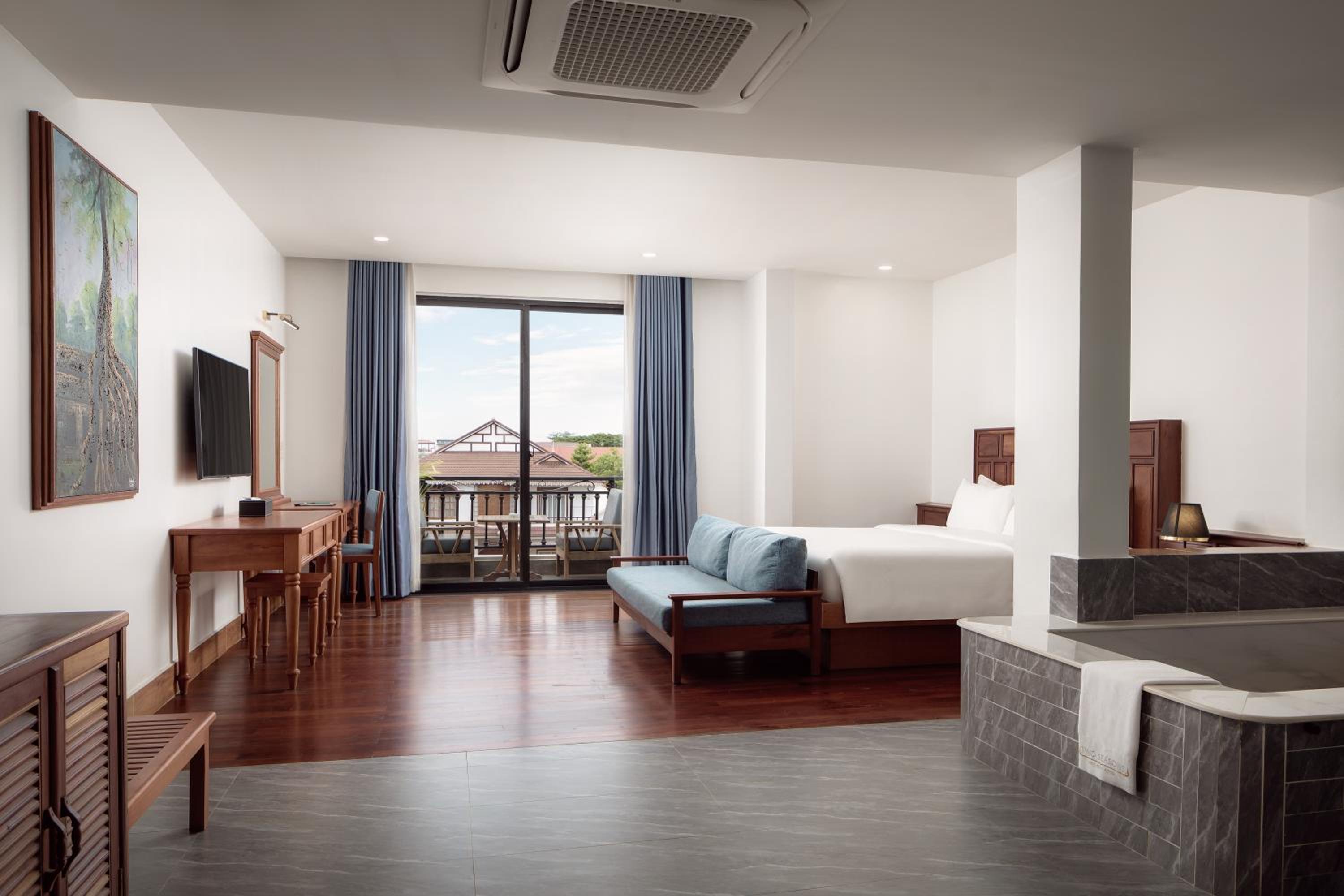 King Suite with Balcony - Photo 1