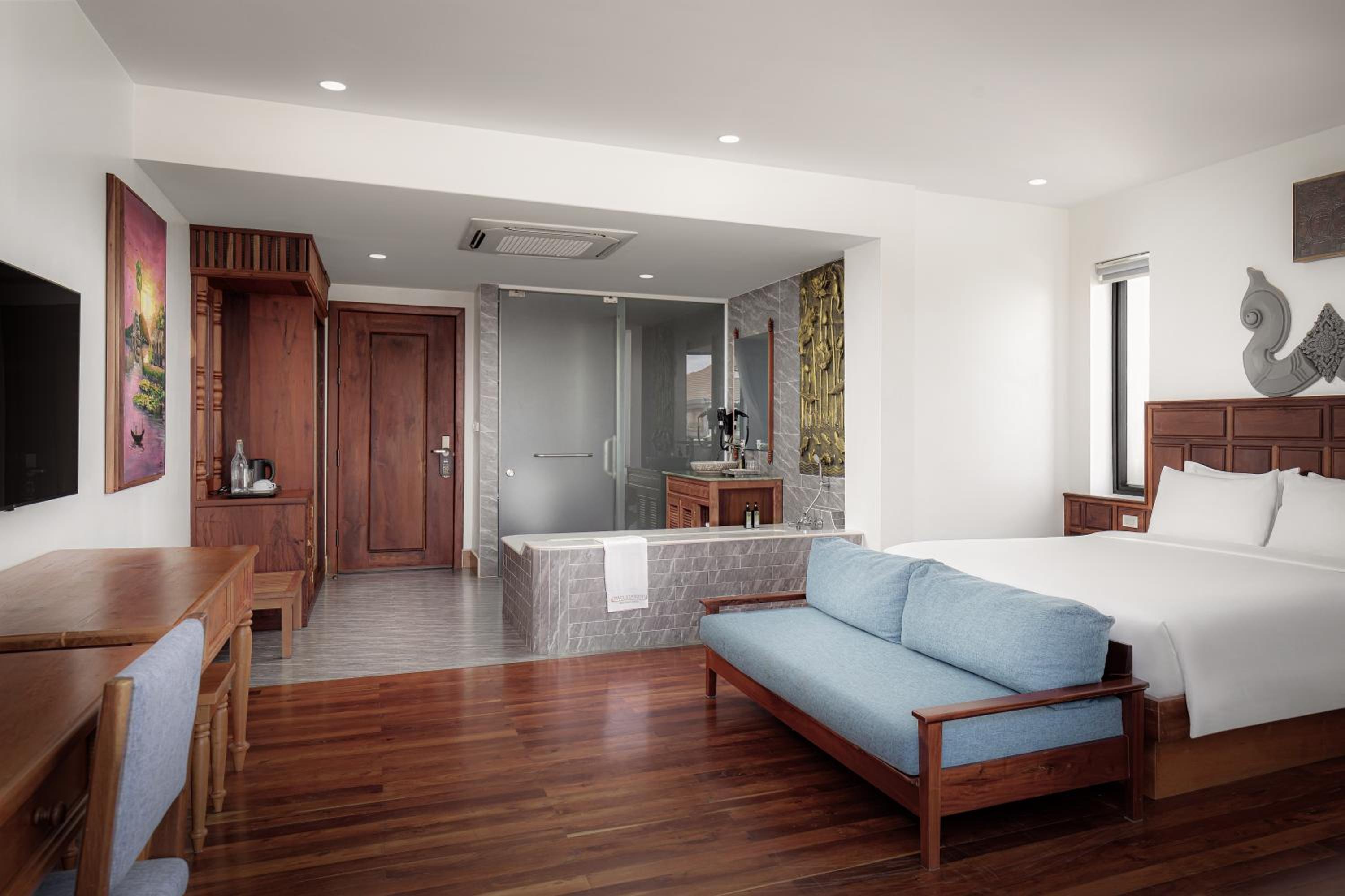 Junior Suite with Balcony - Photo 4