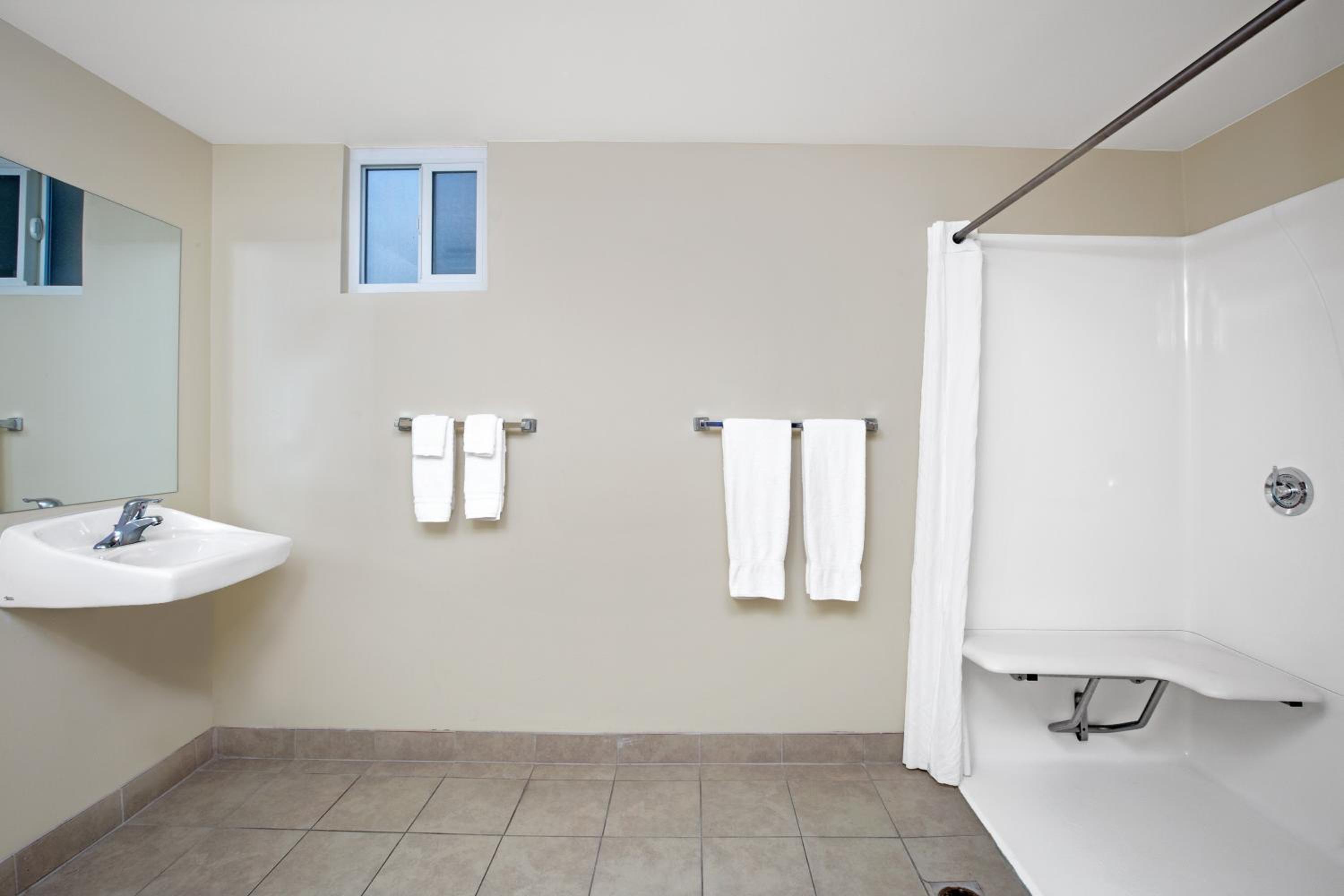 Queen Room - Mobility Access/Non-Smoking