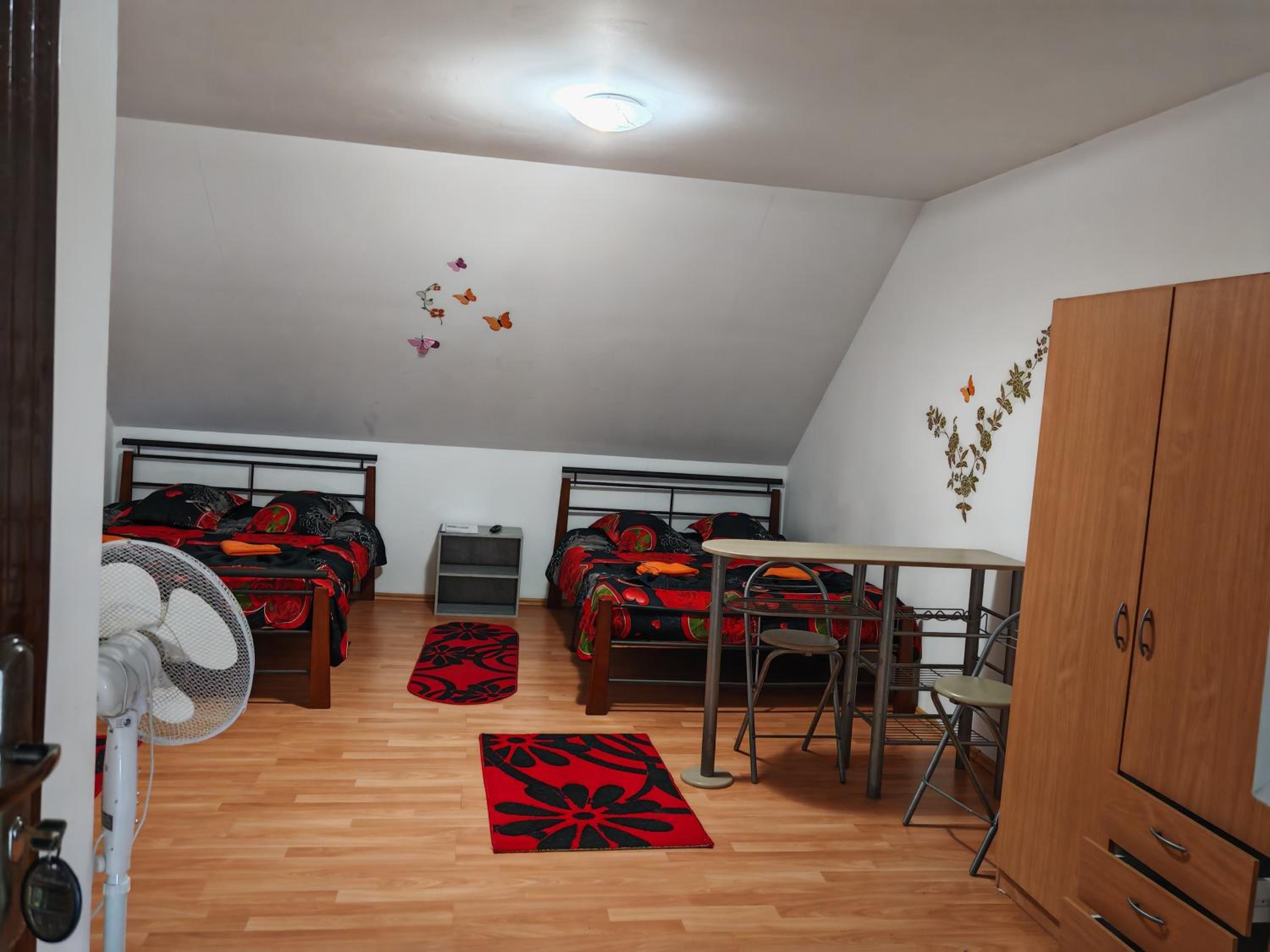 Queen Room with Two Queen Beds - Photo 4