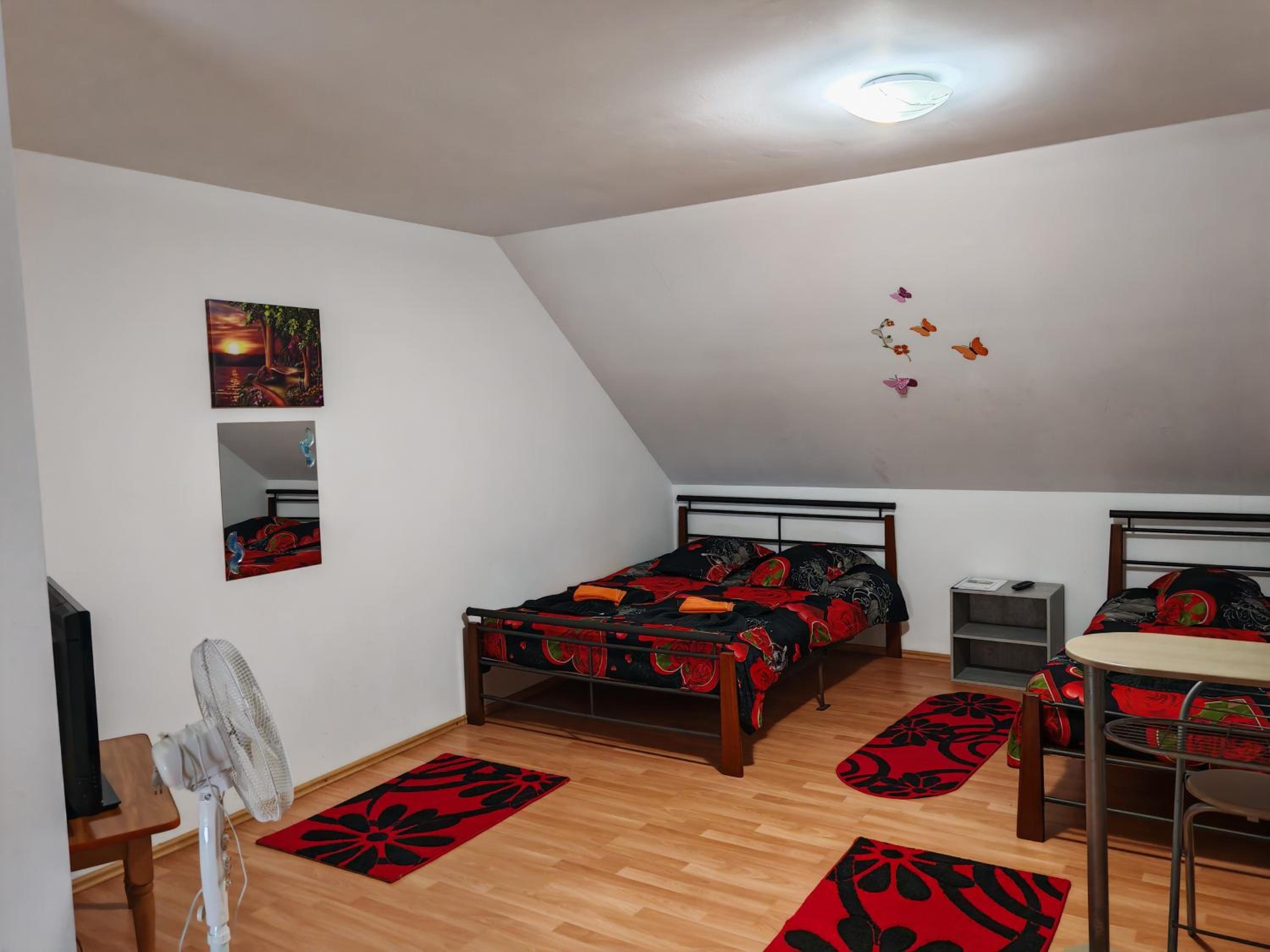 Queen Room with Two Queen Beds - Photo 5