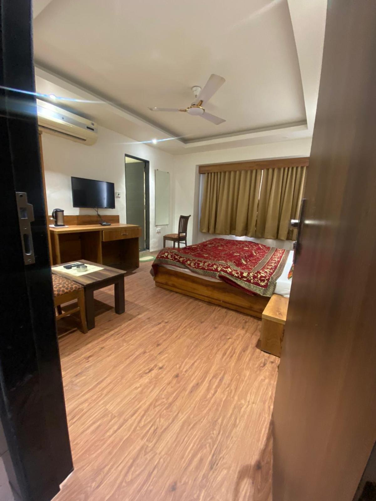 Queen Room photo 1