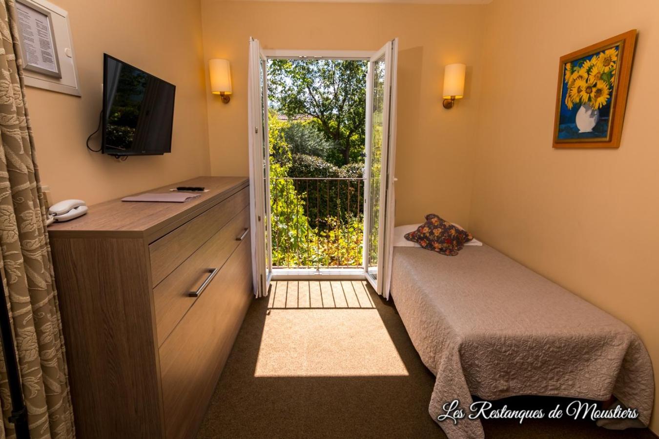 Triple Room with Garden View photo 2