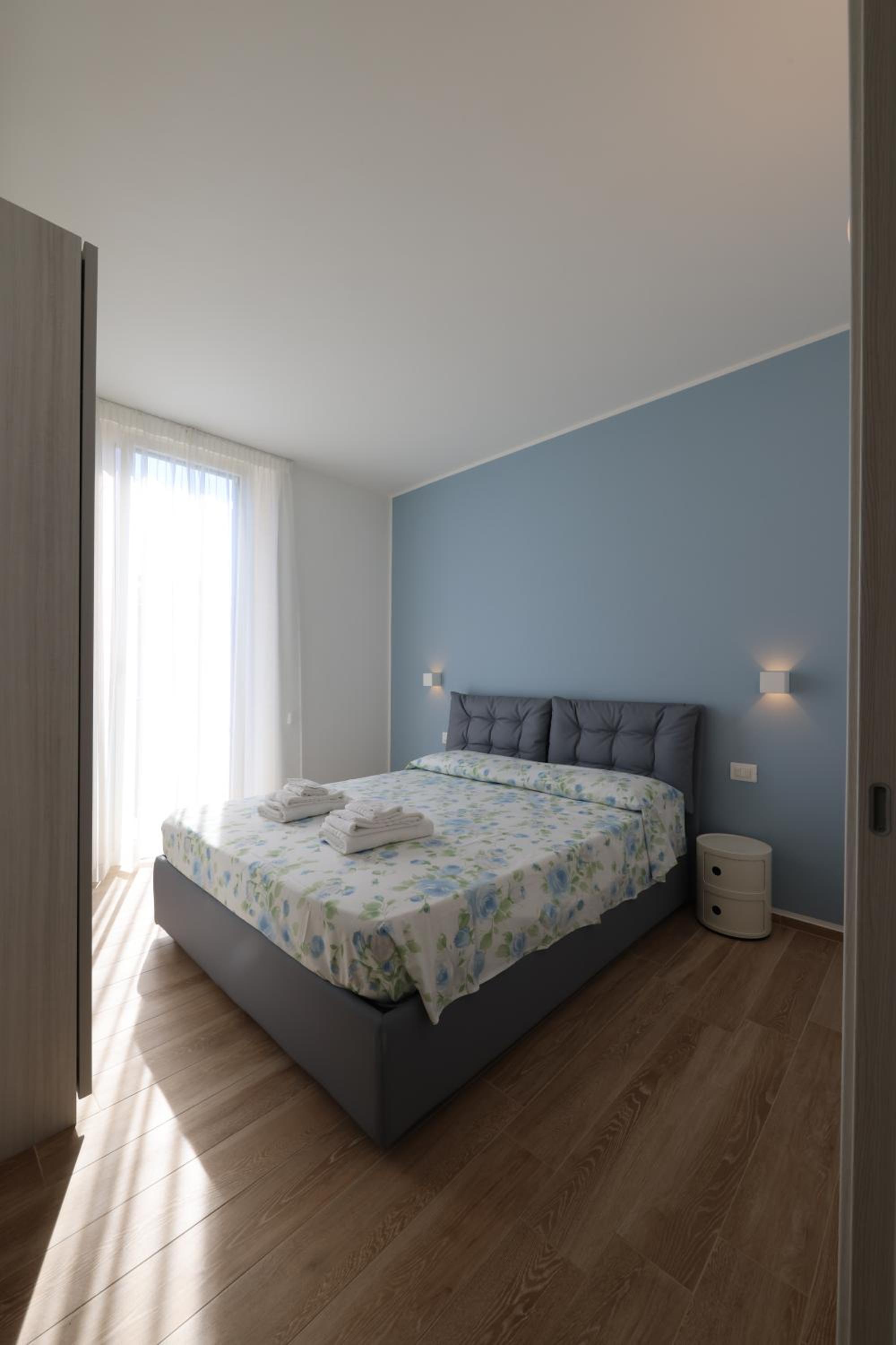 Apartment with View and Balcony - Photo 6