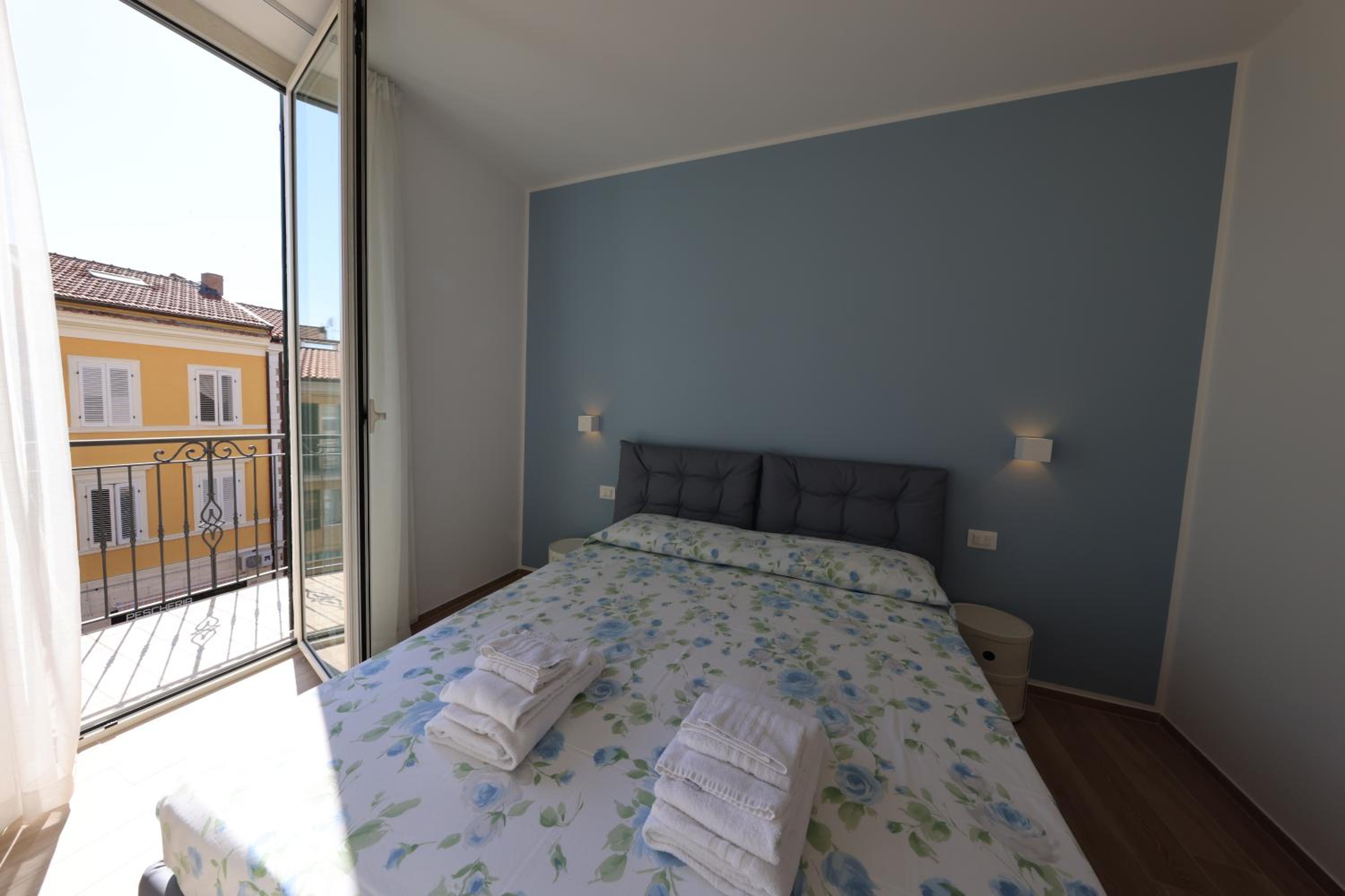 Apartment with View and Balcony - Photo 9
