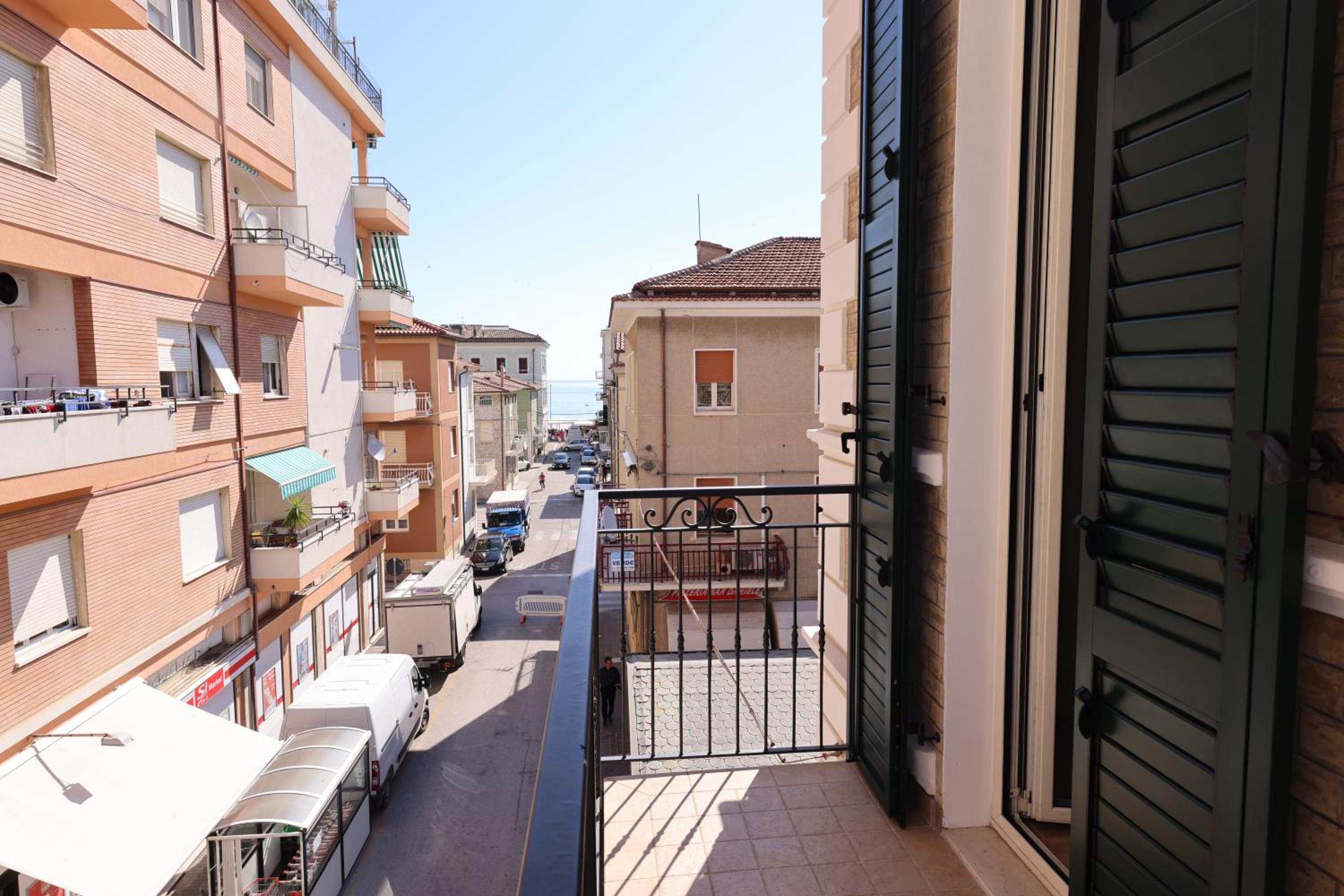 Apartment with View and Balcony - Photo 23