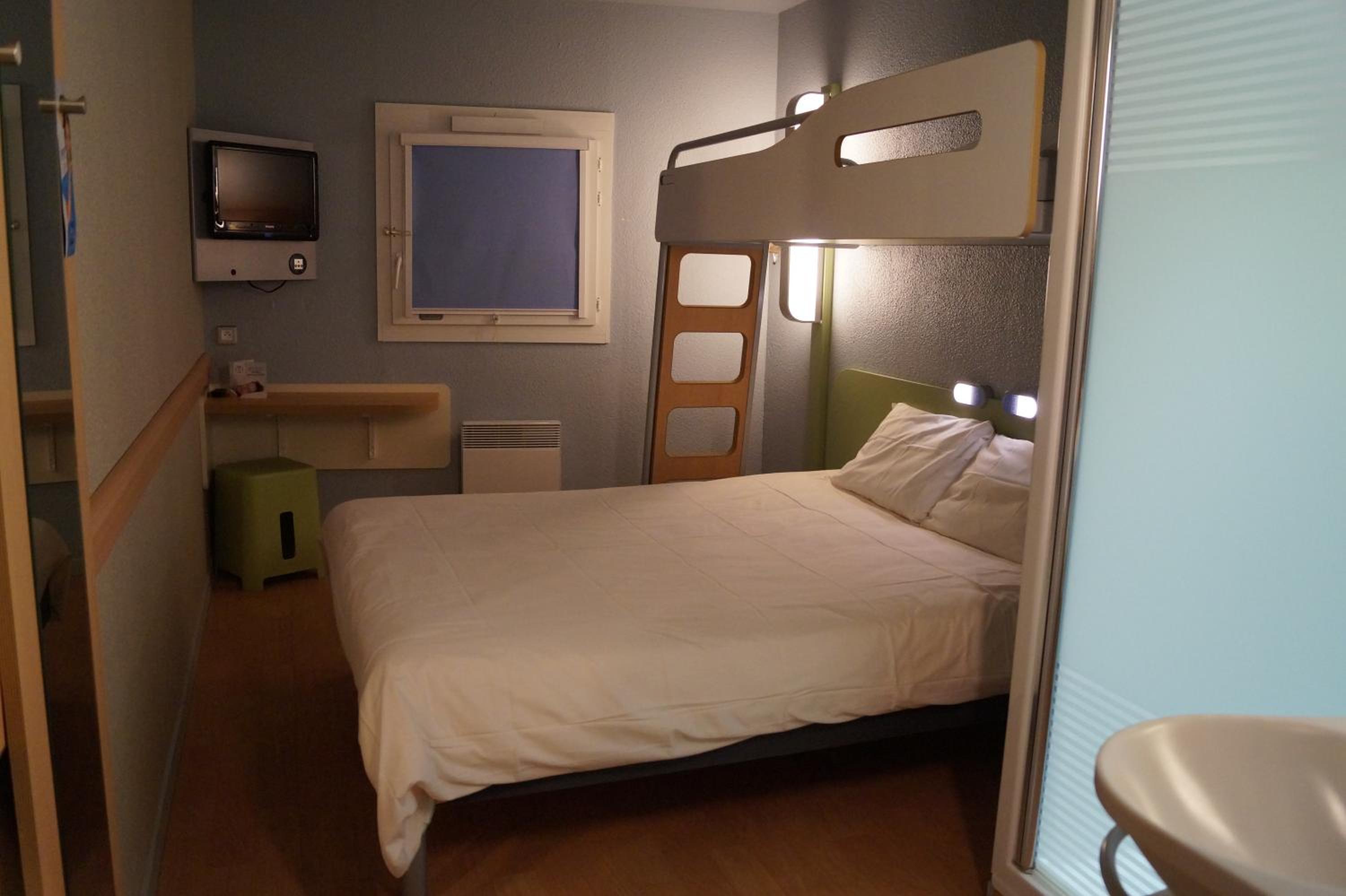 Triple Room with One Double Bed and One Bunk Bed photo 2