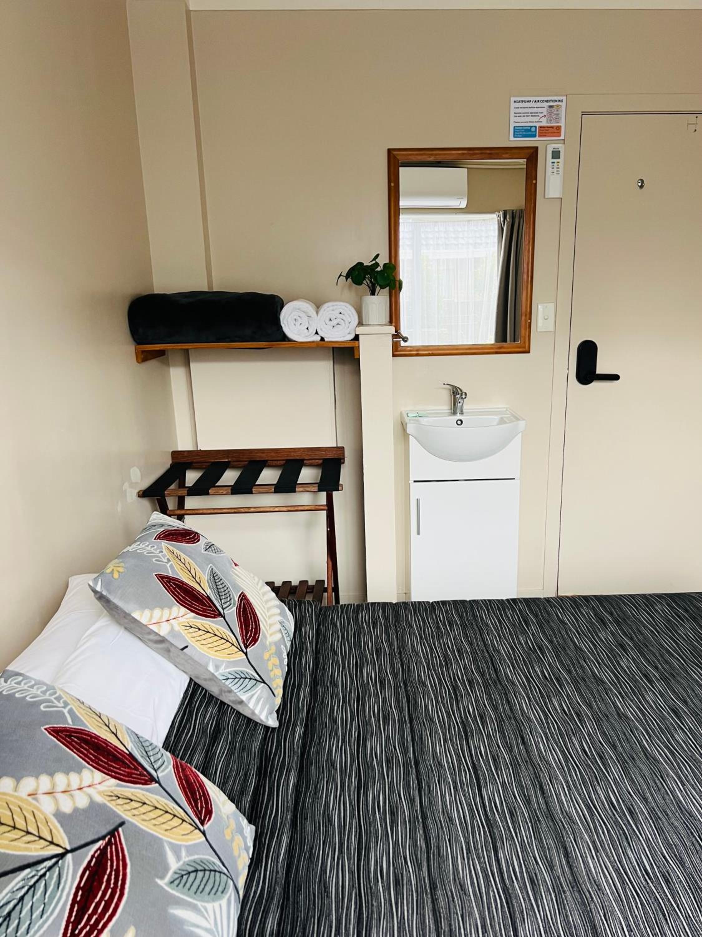 Double Room with Shared Bathroom photo 2
