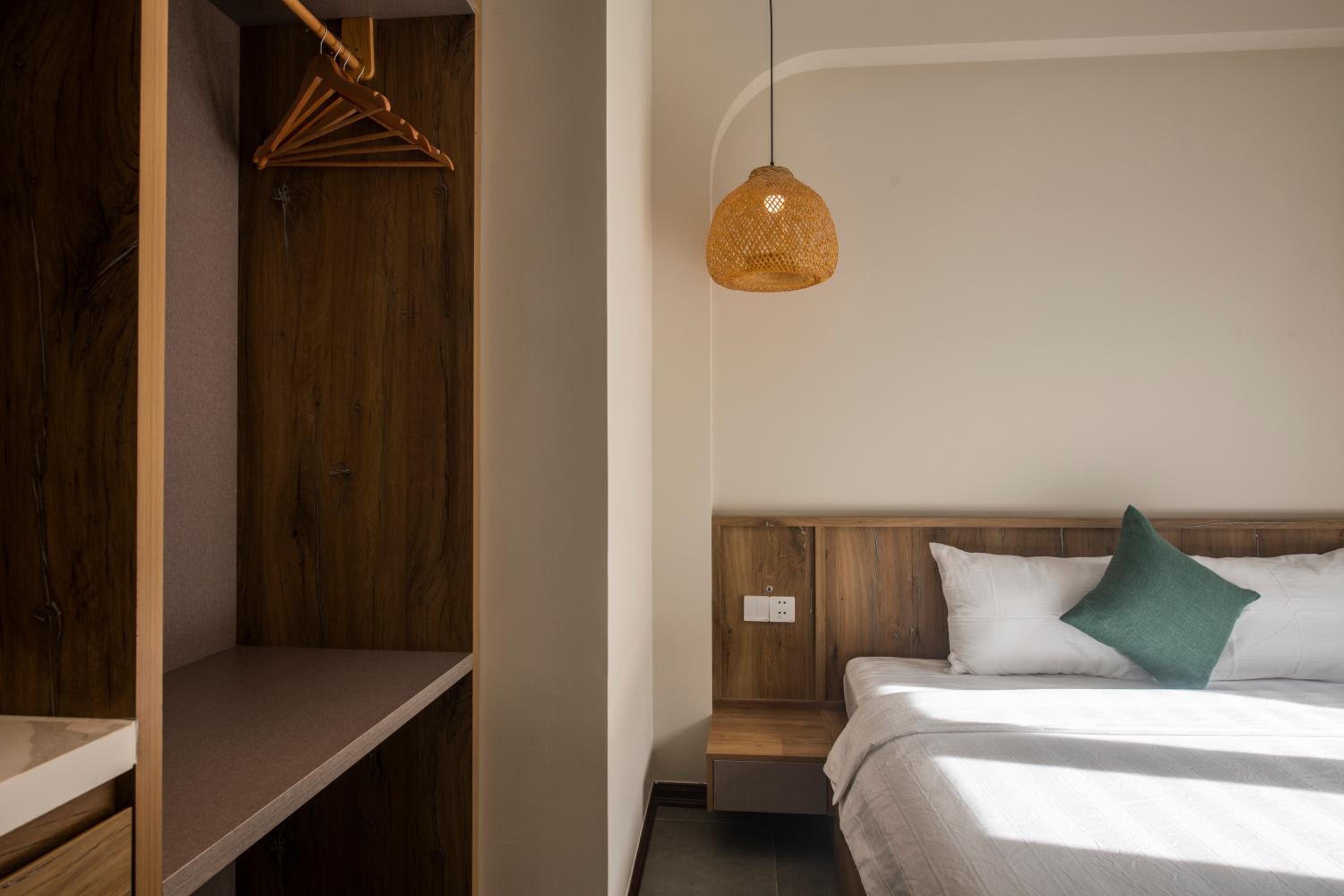 King Room with Balcony - Photo 3