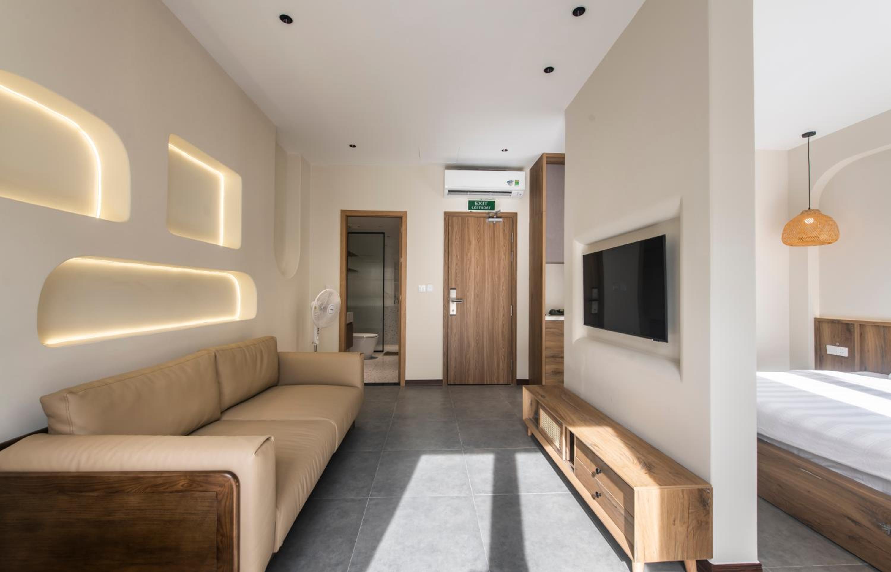 King Room with Balcony - Photo 4