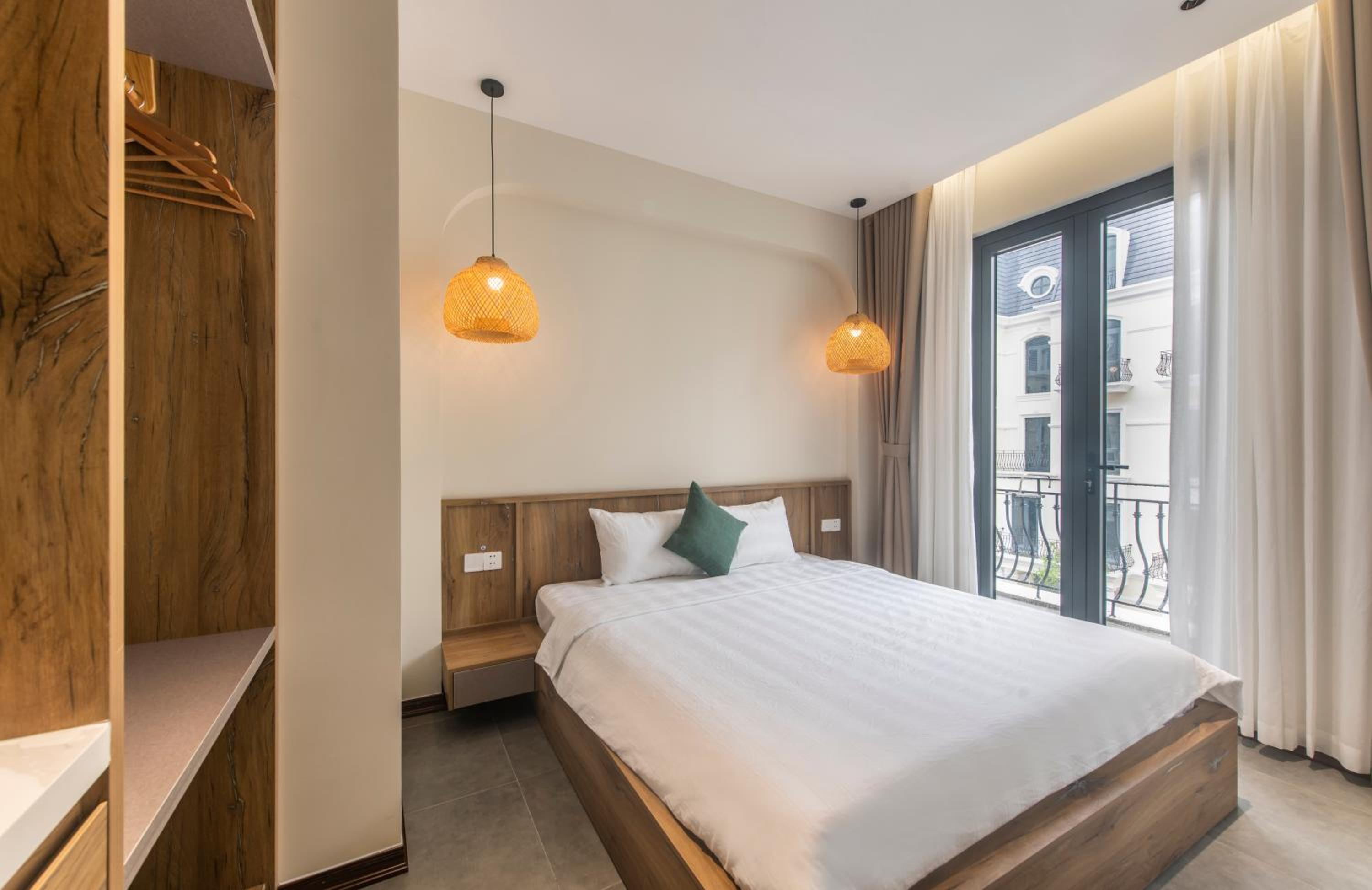 King Room with Balcony - Photo 7