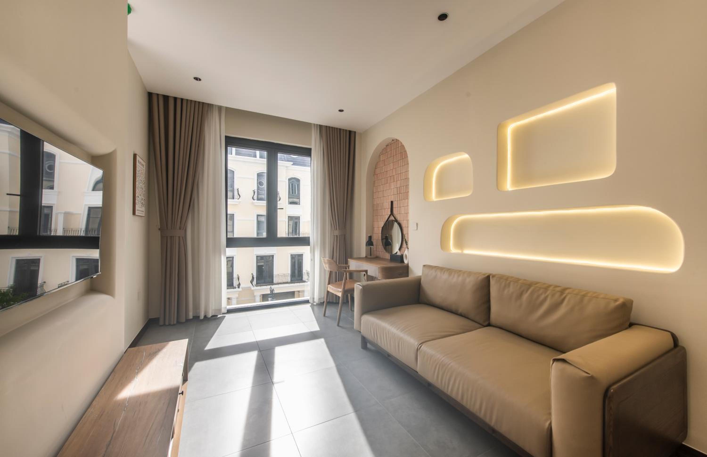 King Room with Balcony - Photo 2
