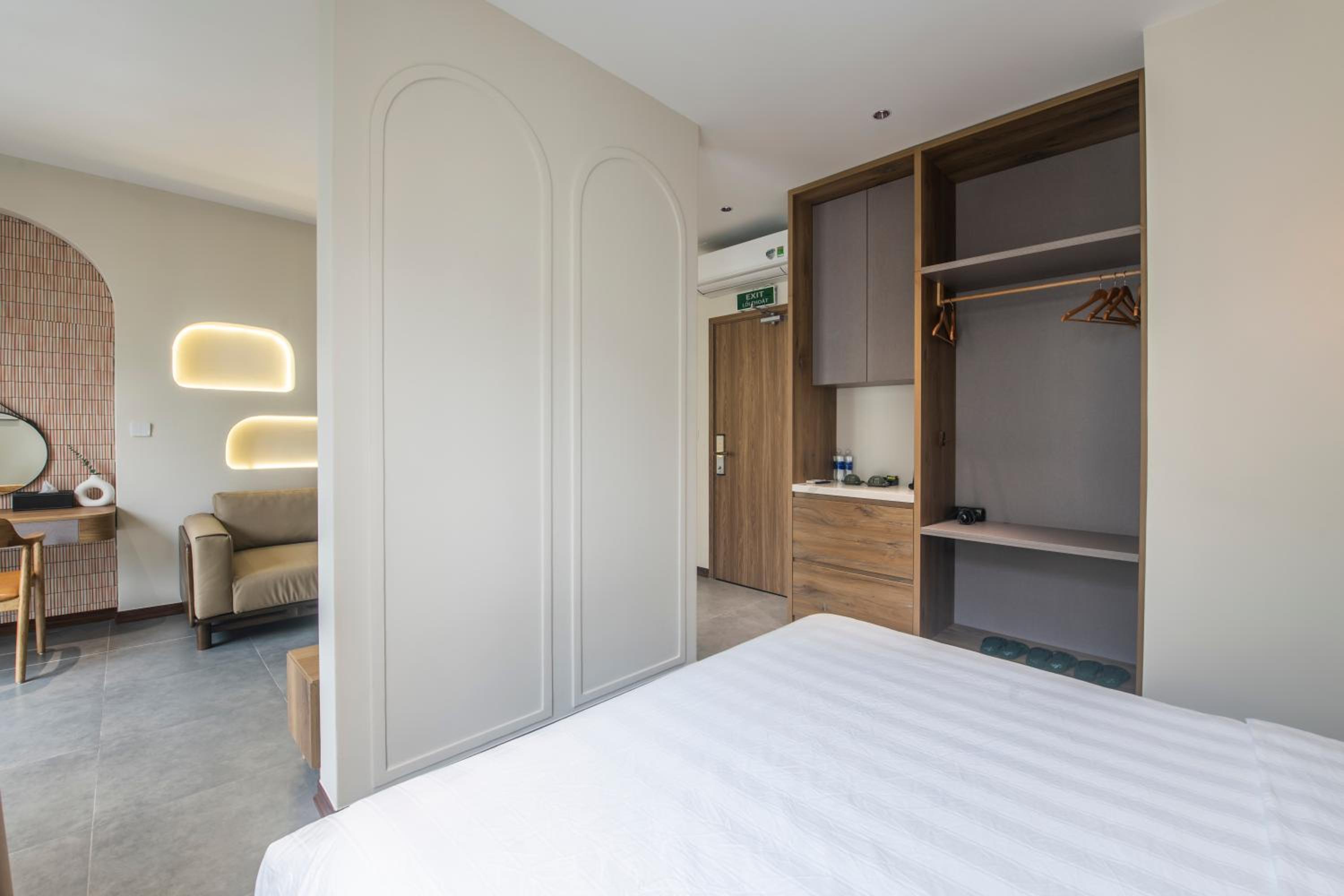 King Room with Balcony - Photo 6