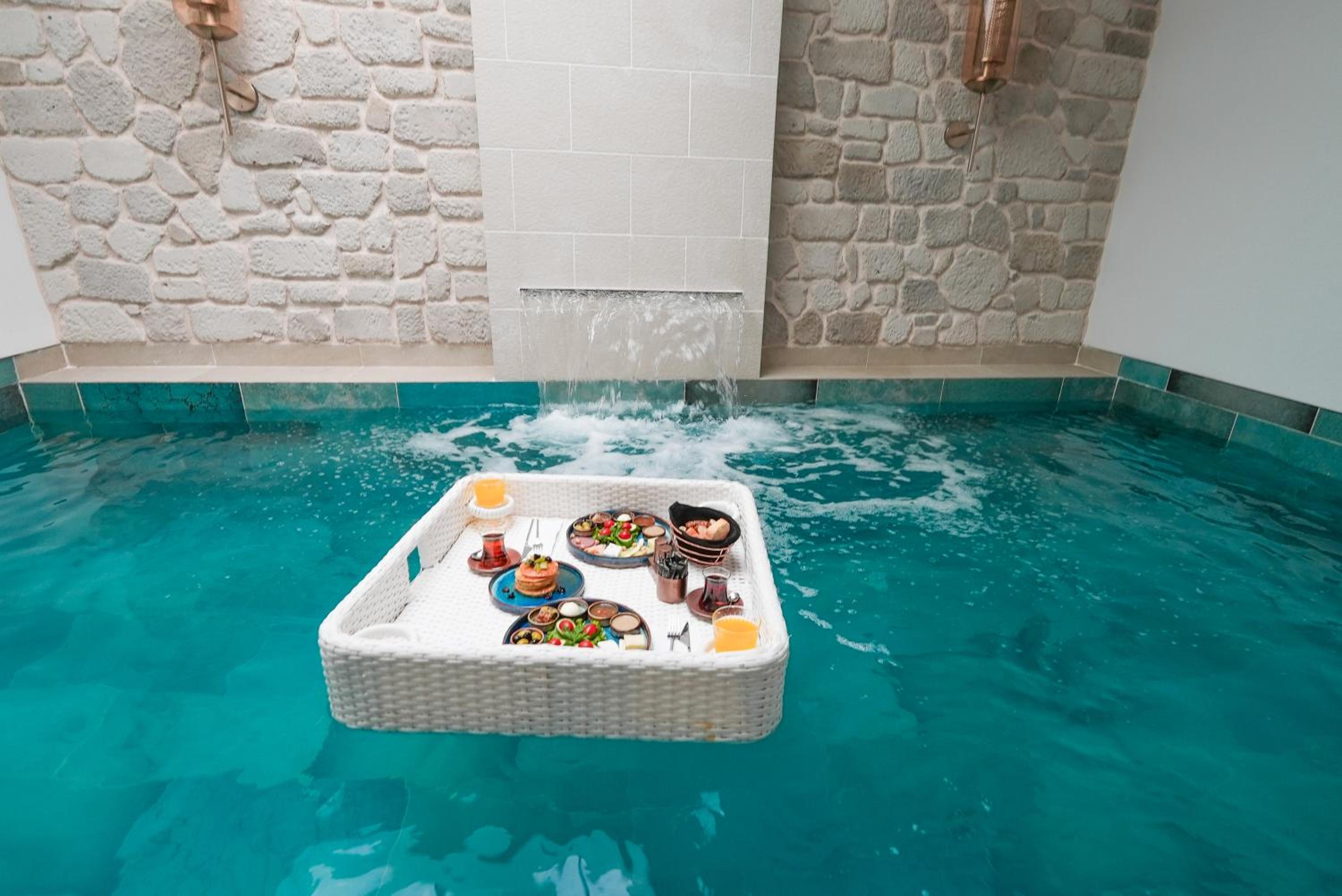 Executive Suite with Relaxing Pool - Photo 10