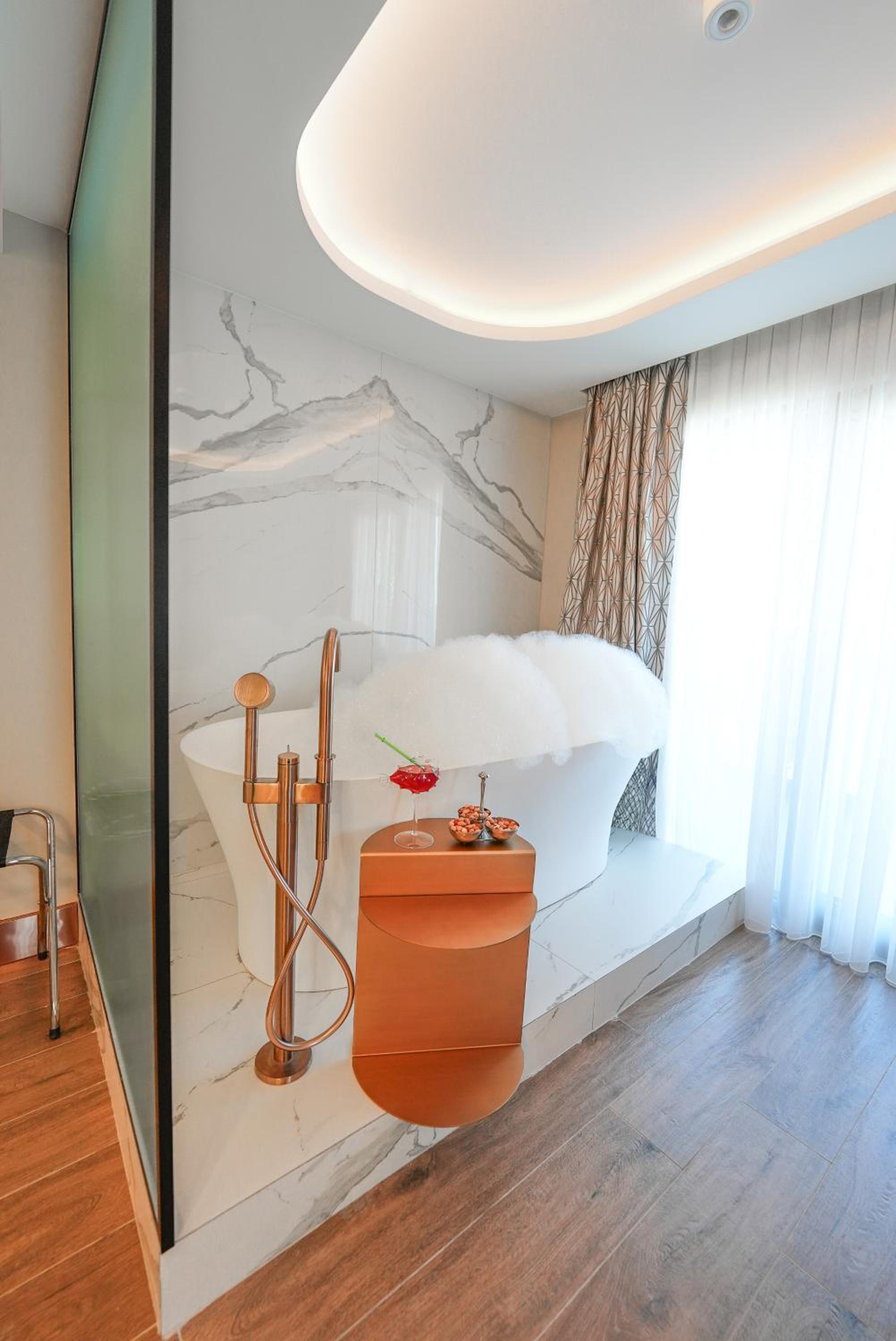 Executive Suite - Photo 11