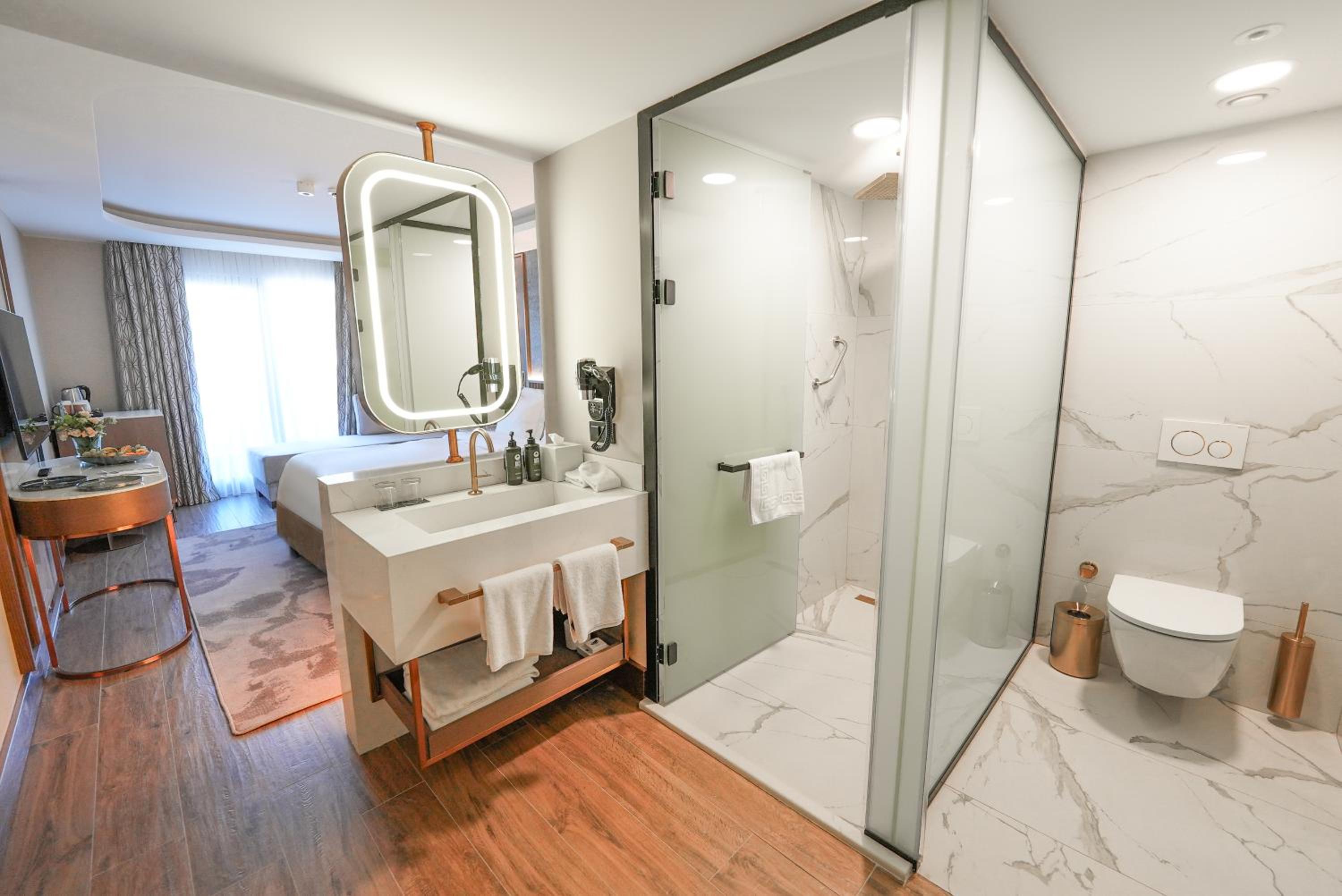Executive Suite with Relaxing Pool - Photo 3