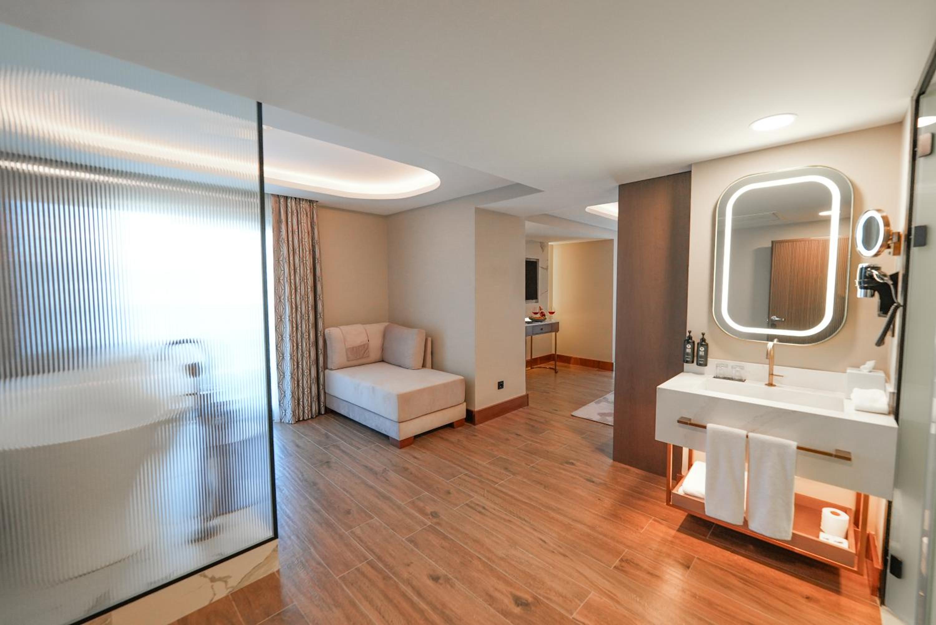 Executive Suite - Photo 3