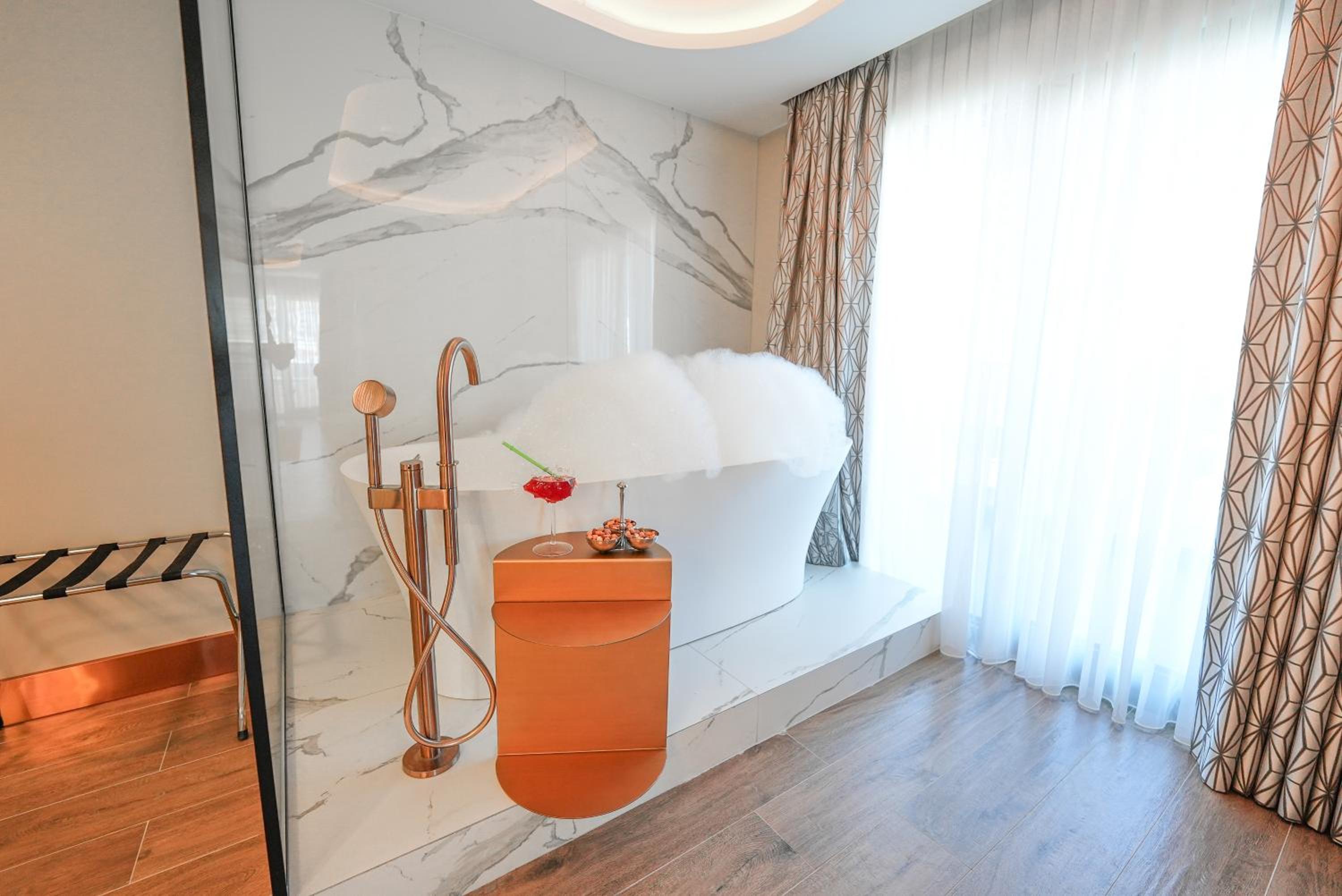 Executive Suite - Photo 9