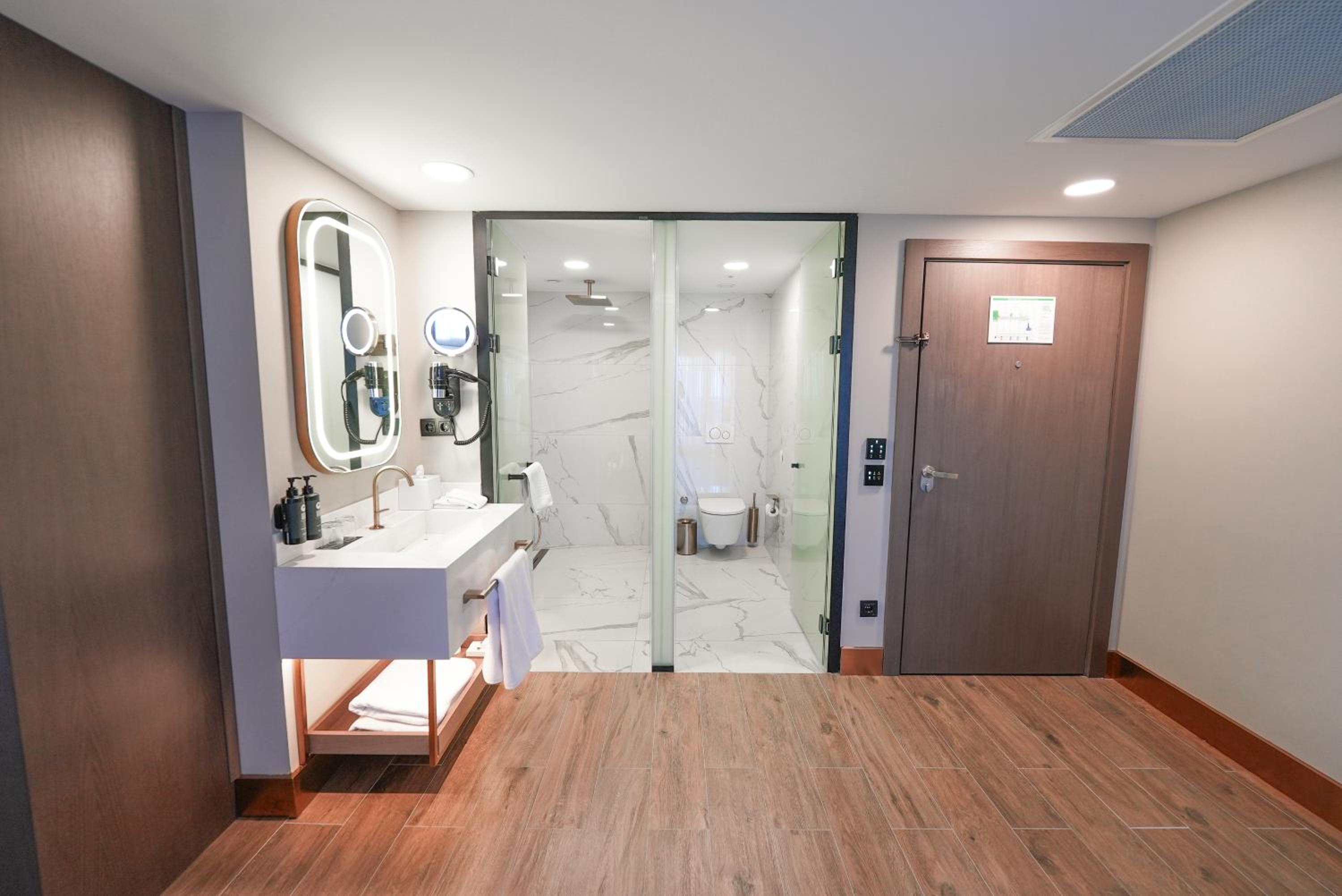 Executive Suite - Photo 10