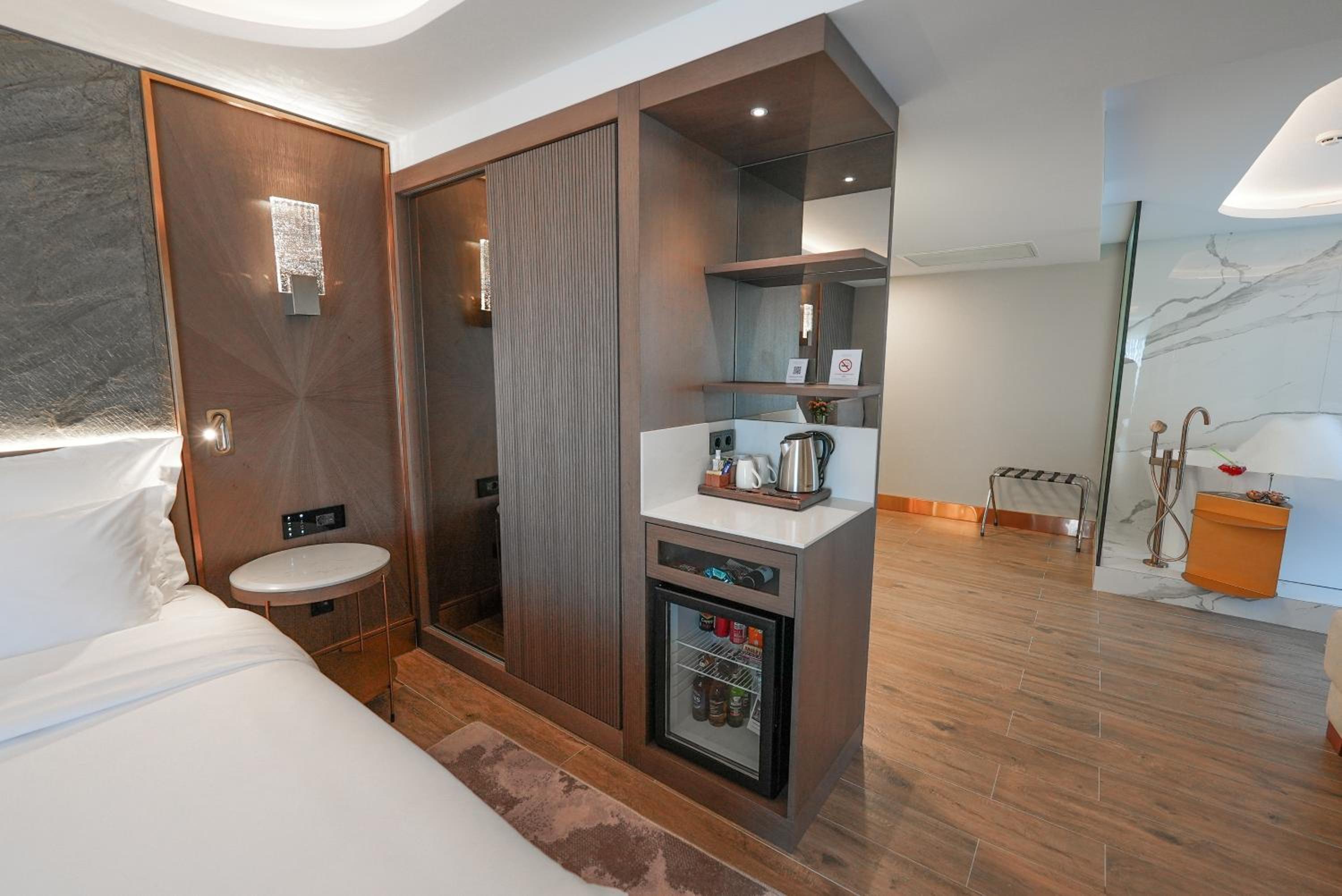 Executive Suite - Photo 4