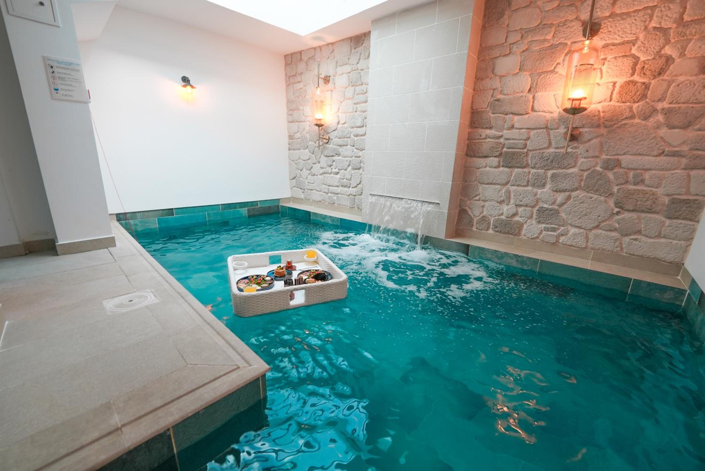 Executive Suite with Relaxing Pool - Photo 9