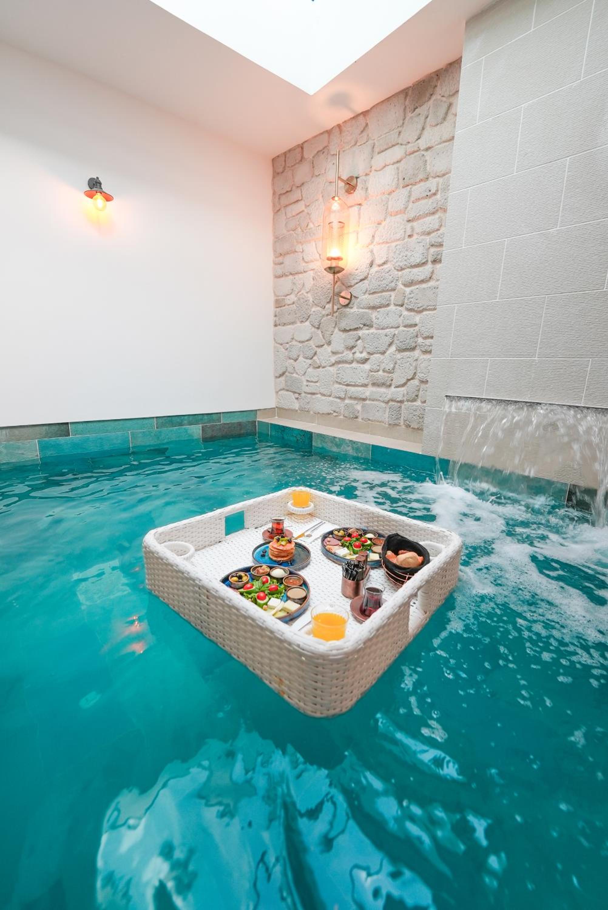 Executive Suite with Relaxing Pool - Photo 8