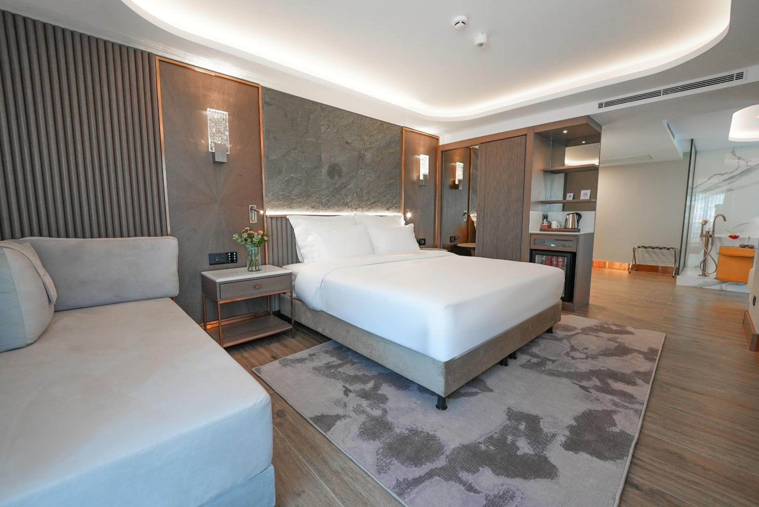 Executive Suite - Photo 5