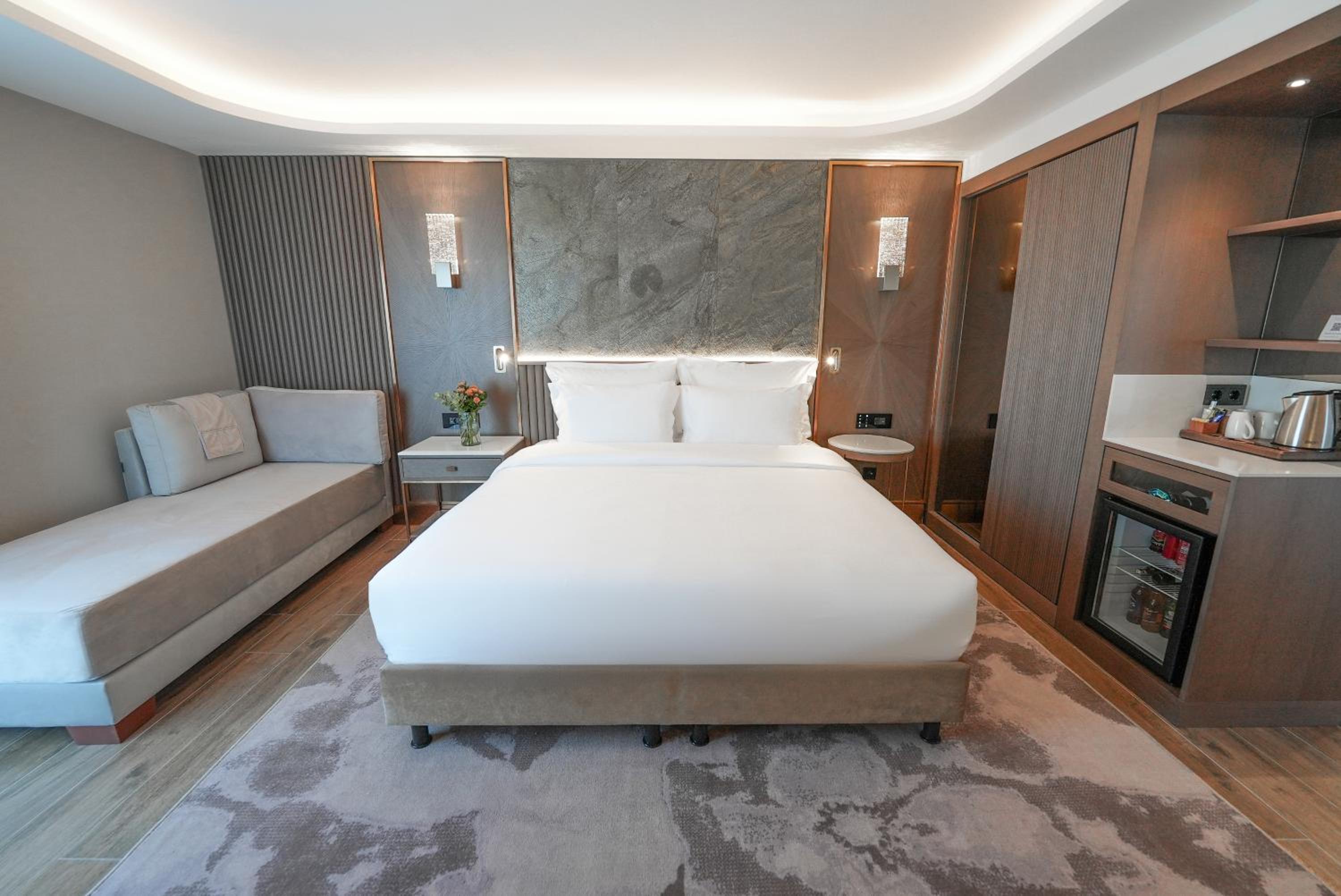 Deluxe Room - Photo 8