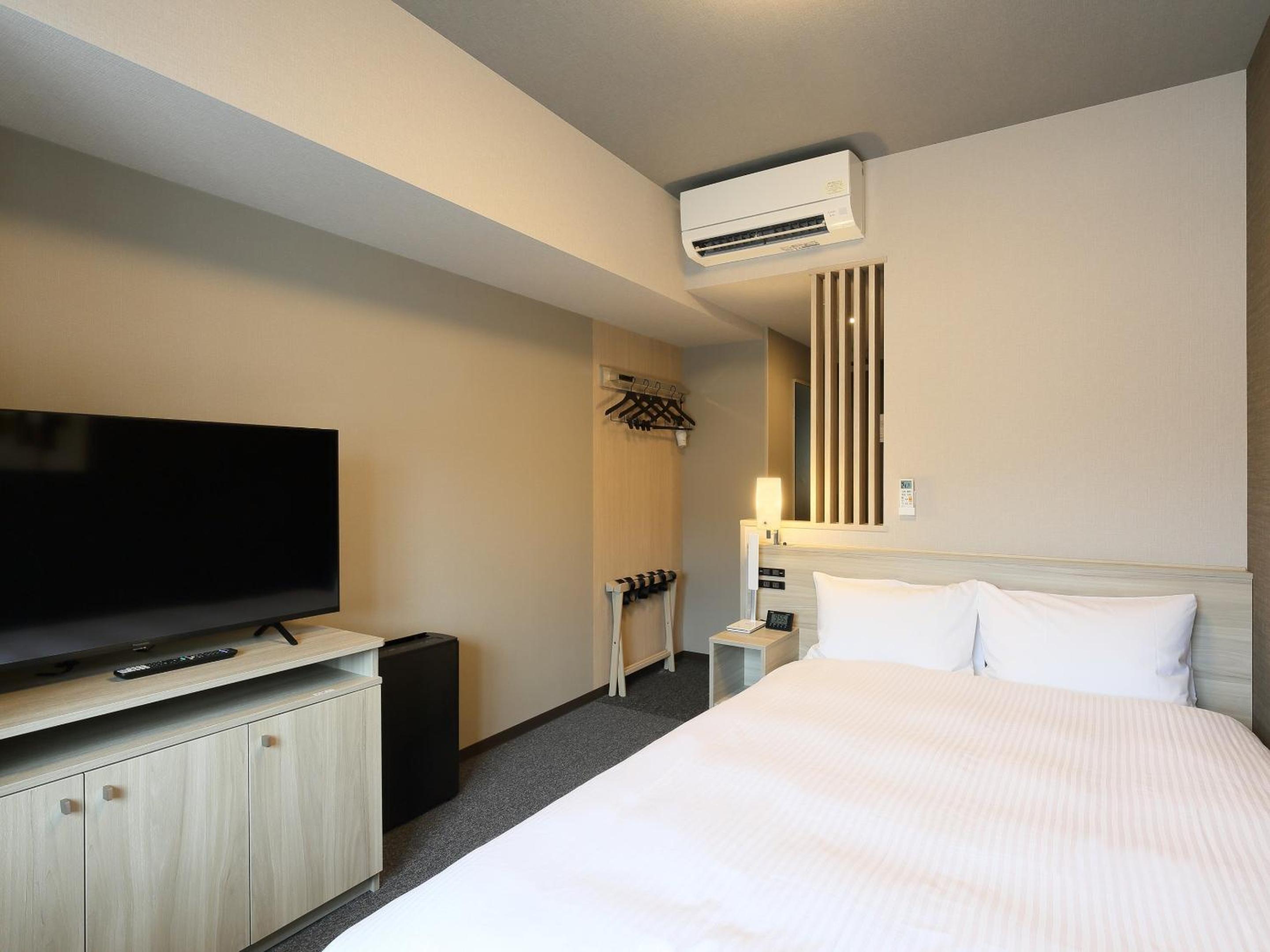 Double Room with Small Double Bed - Smoking - Photo 1