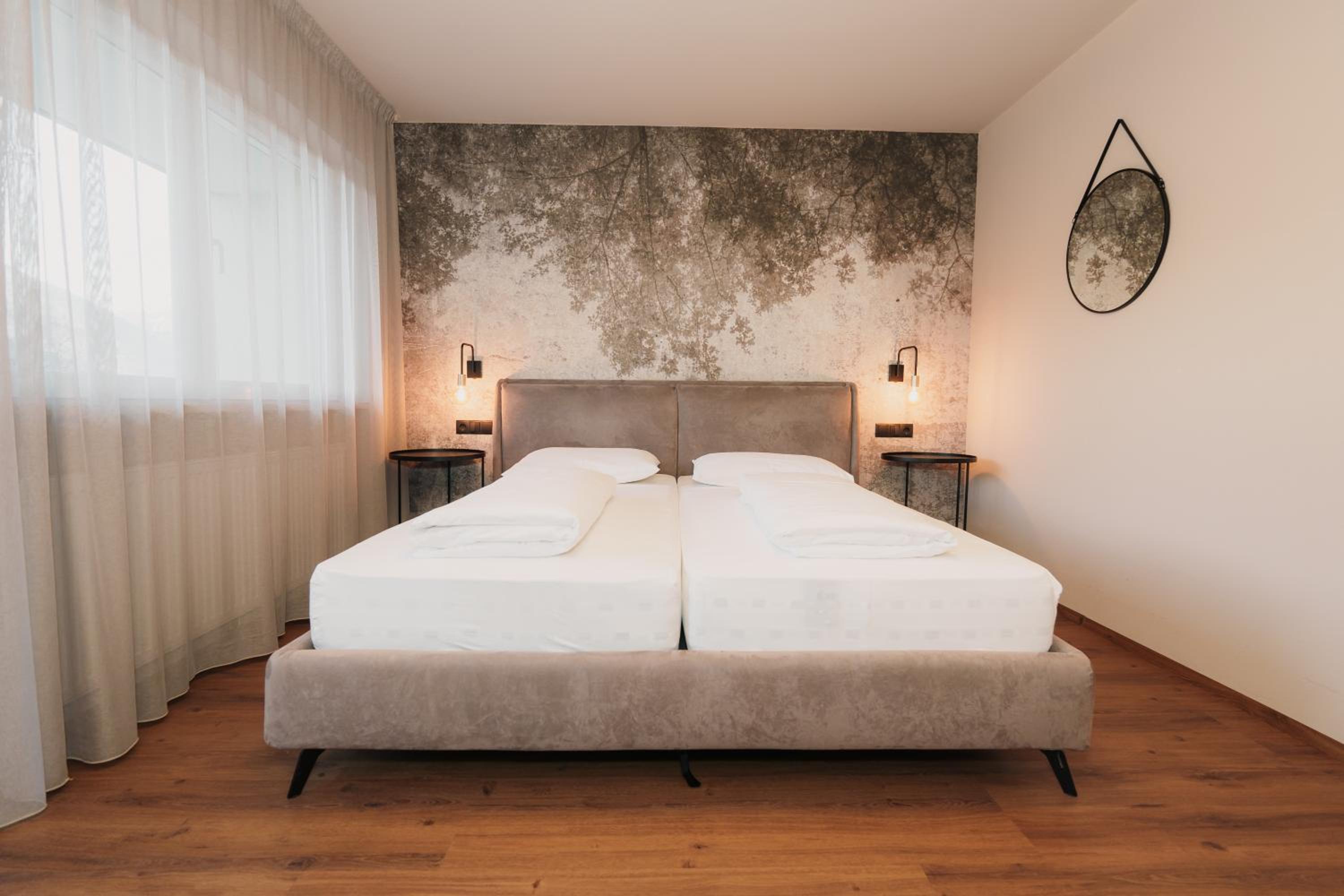 Deluxe Double Room with Balcony - Photo 4