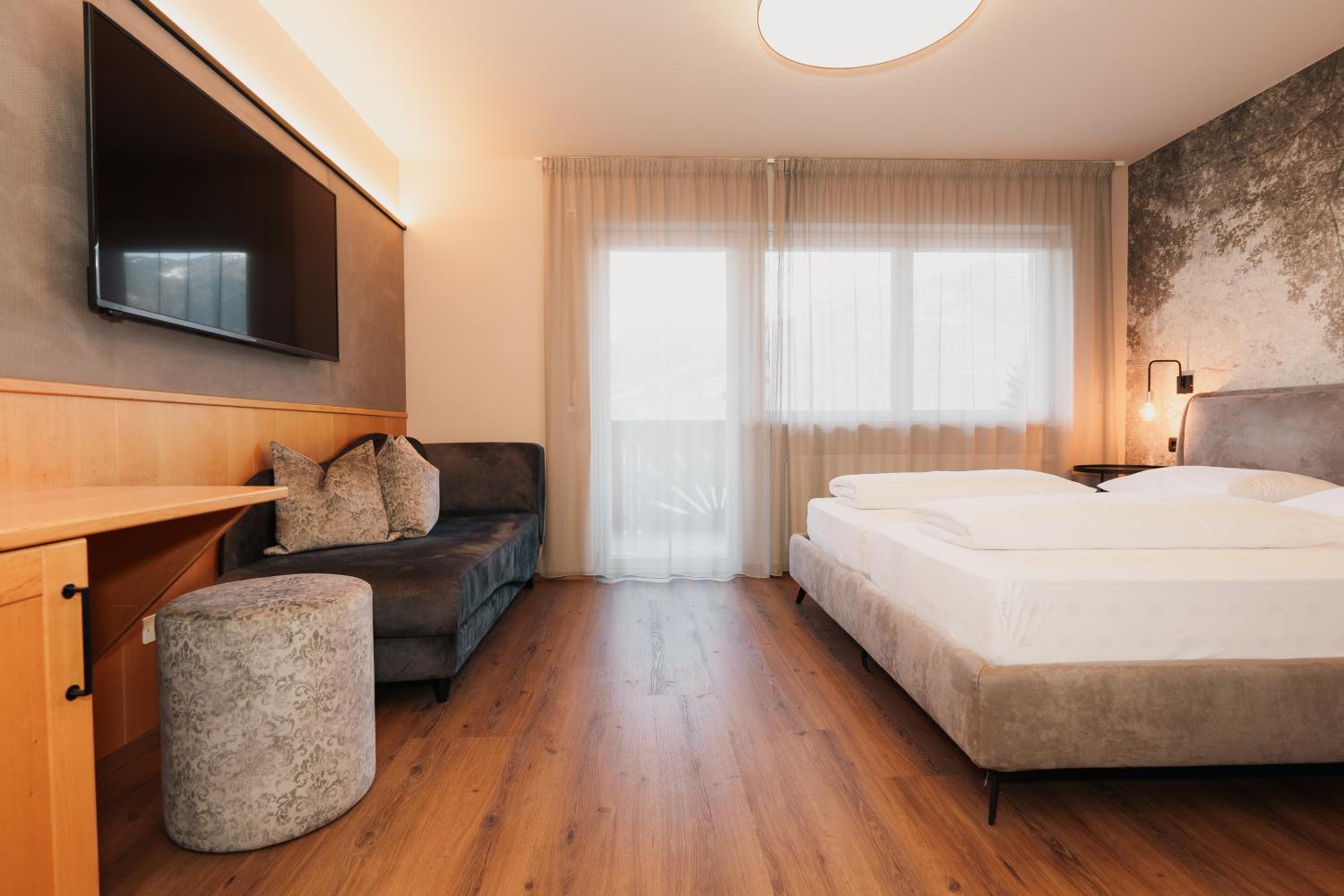 Deluxe Double Room with Balcony - Photo 9