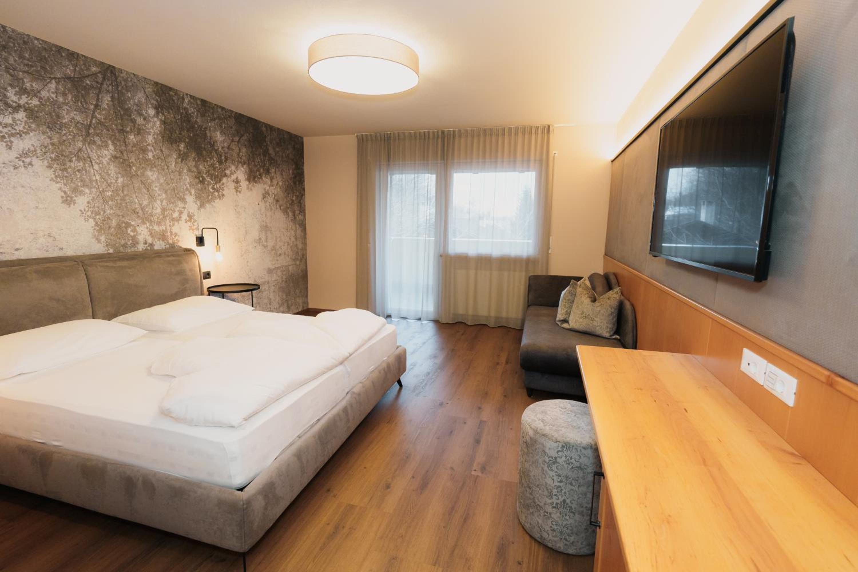 Deluxe Double Room with Balcony - Photo 3