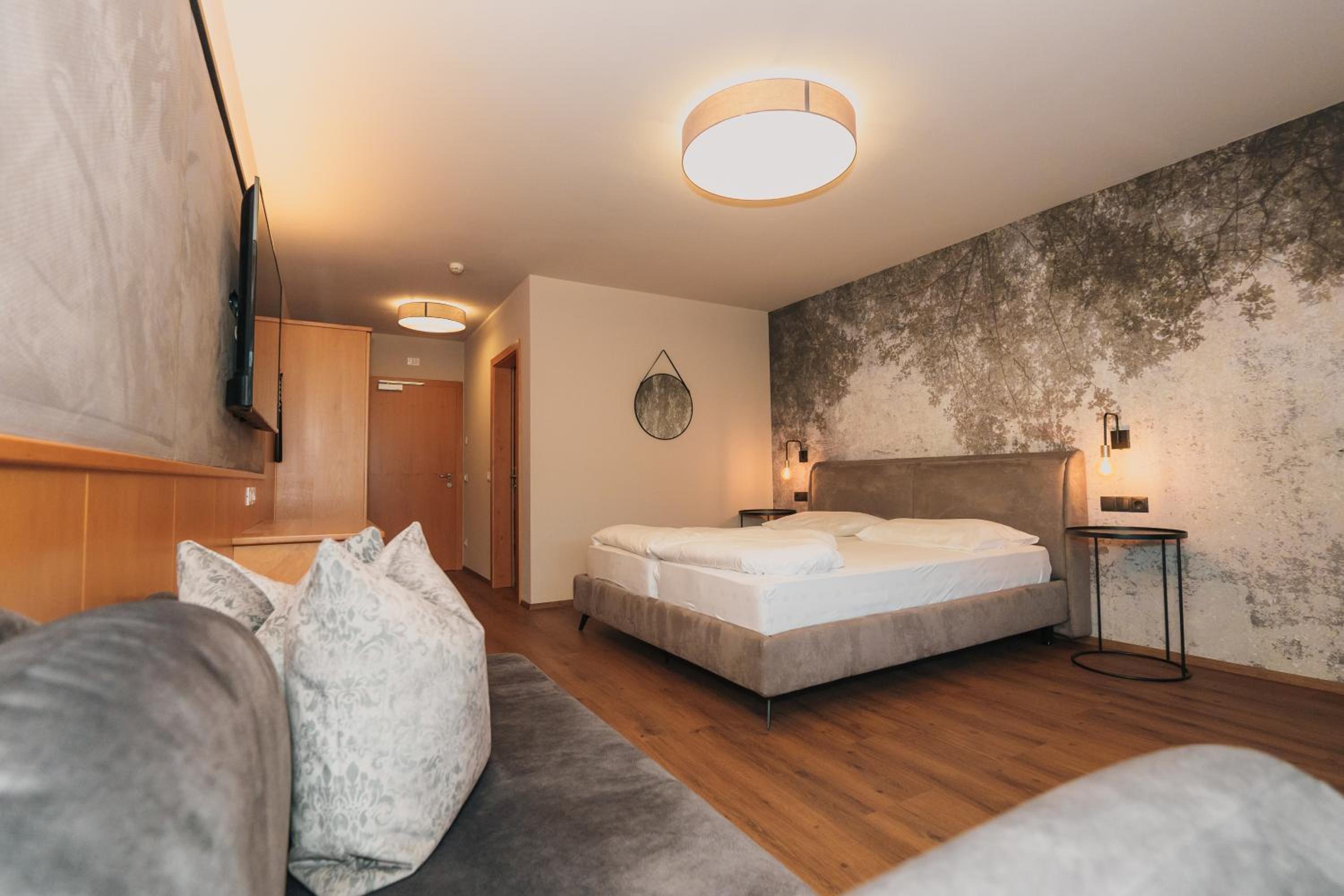Deluxe Double Room with Balcony - Photo 2