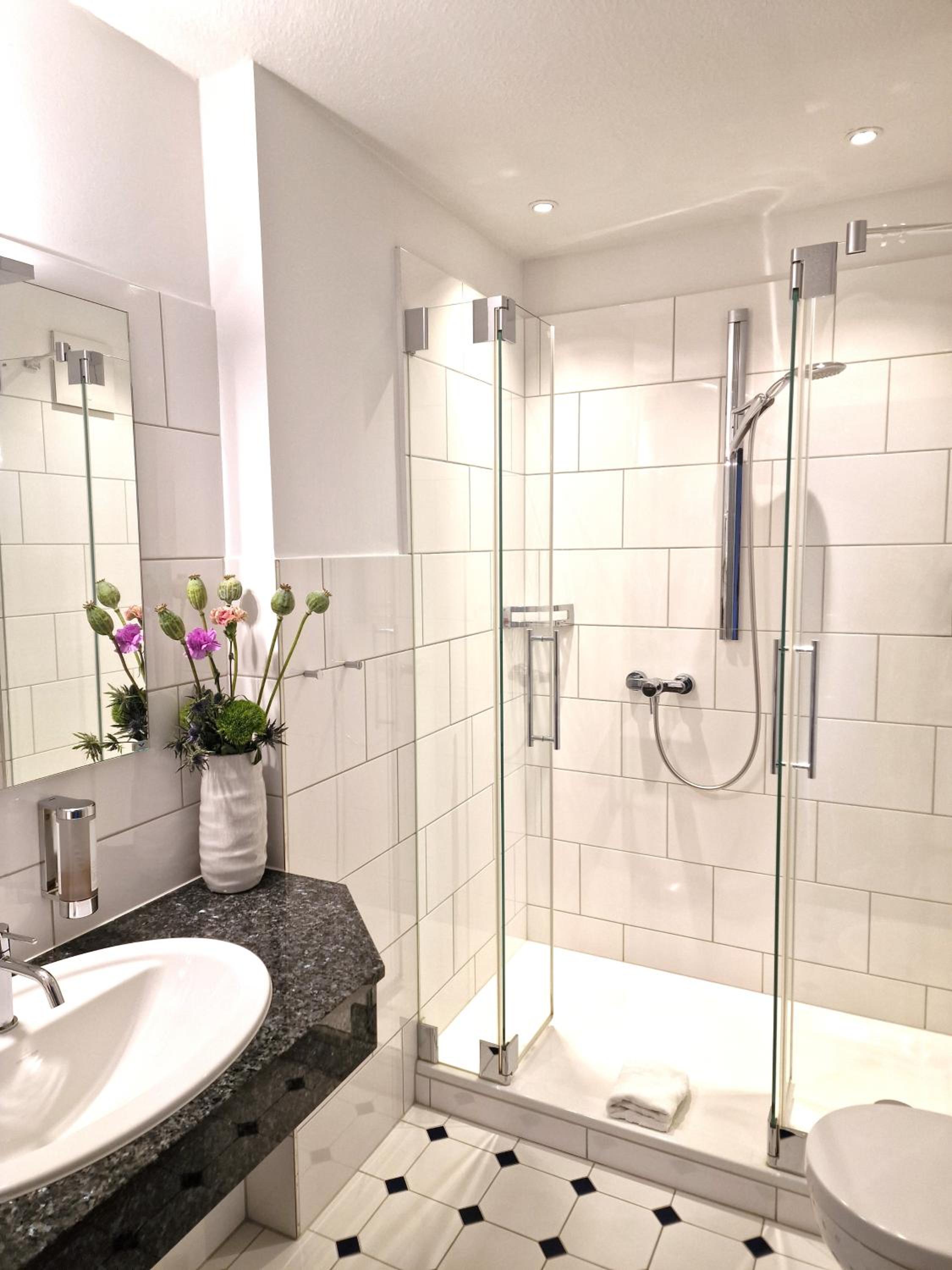 Large Double Room - Photo 2
