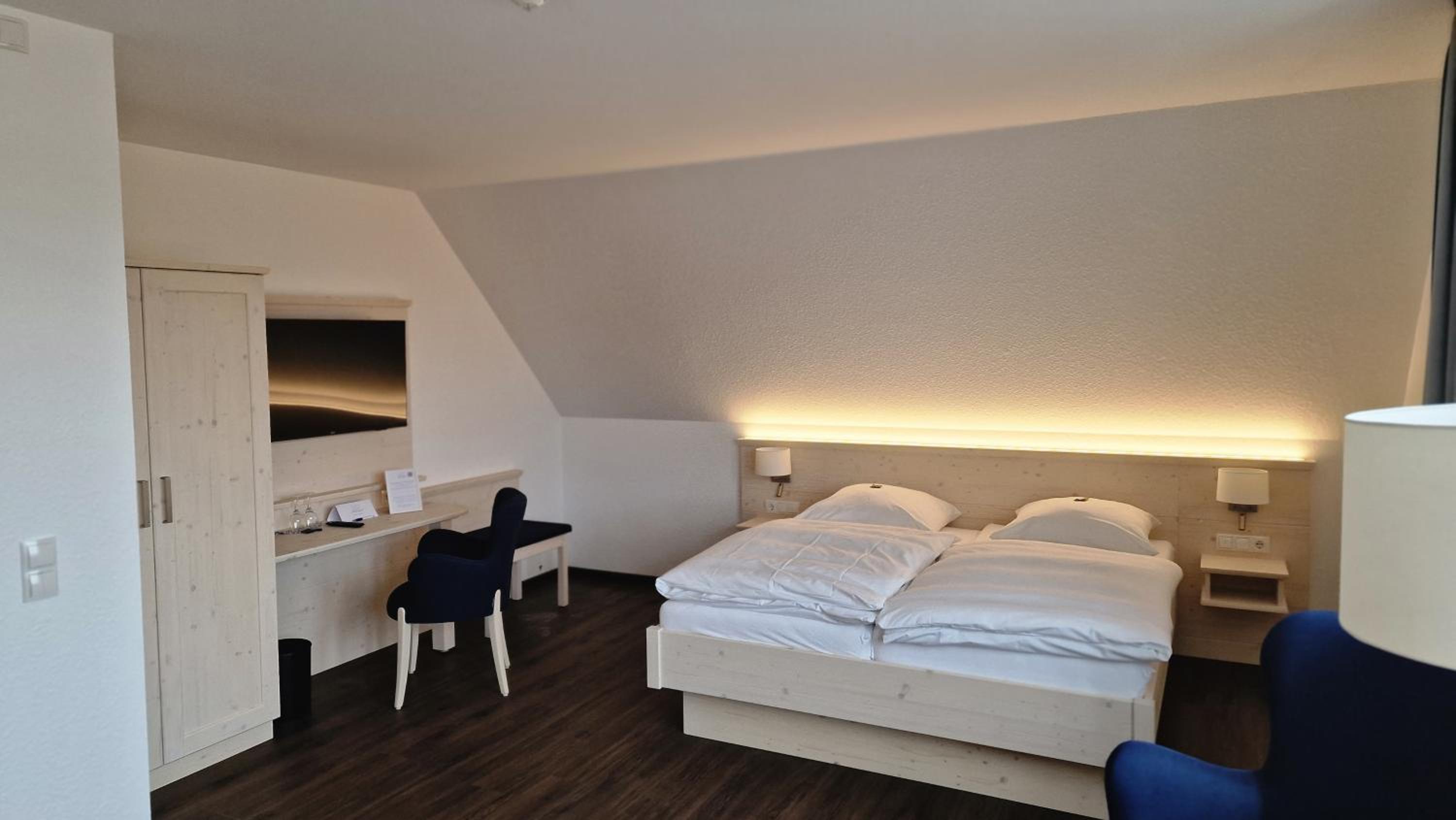 Large Double Room - Photo 1