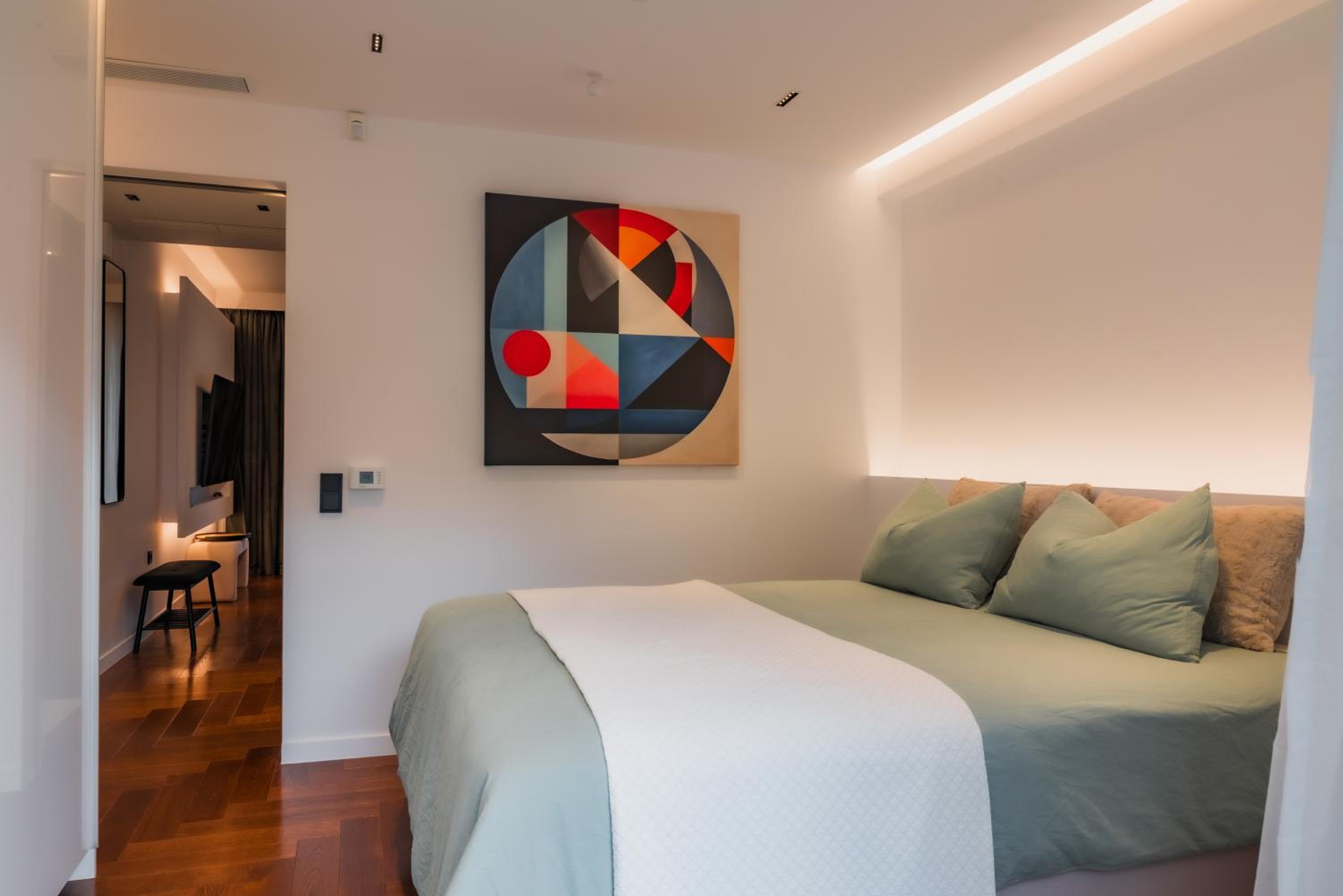 One-Bedroom Apartment with Balcony and Mountain View photo 2