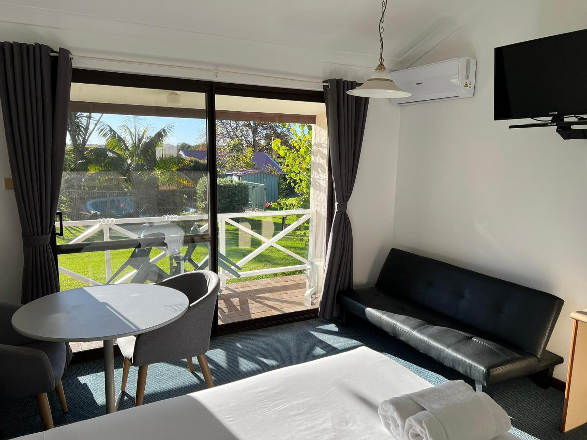 Queen Room with Balcony - Photo 11
