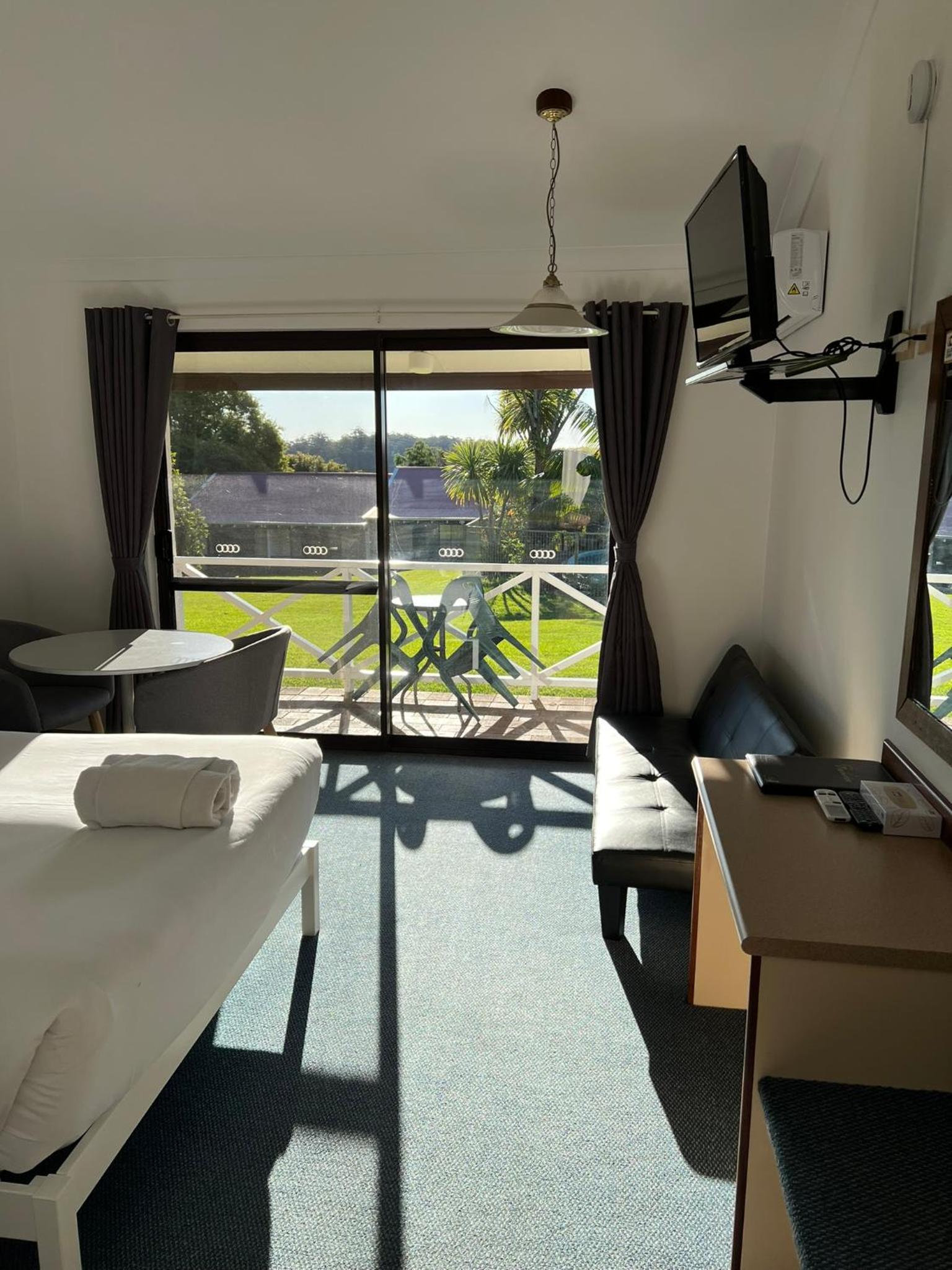 Queen Room with Balcony - Photo 12