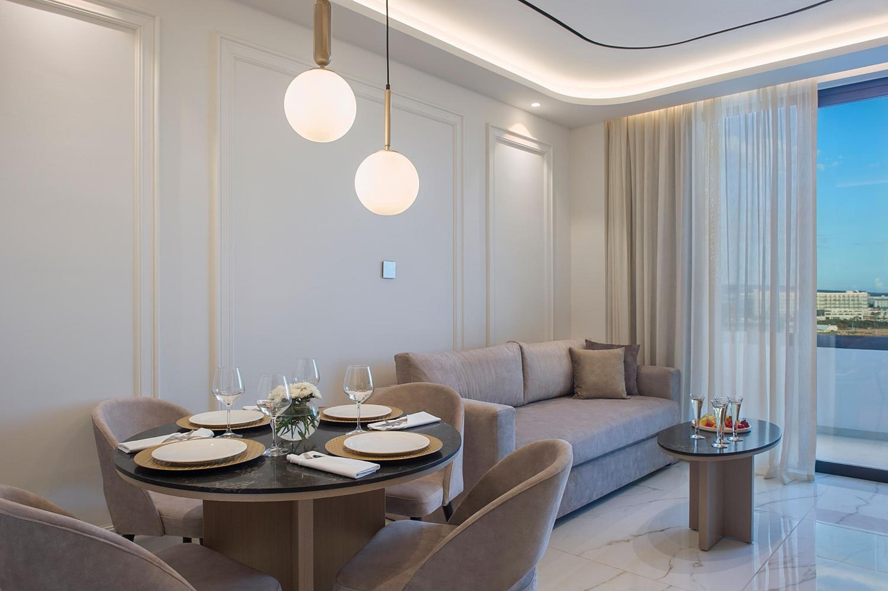 Executive Suite - Photo 7